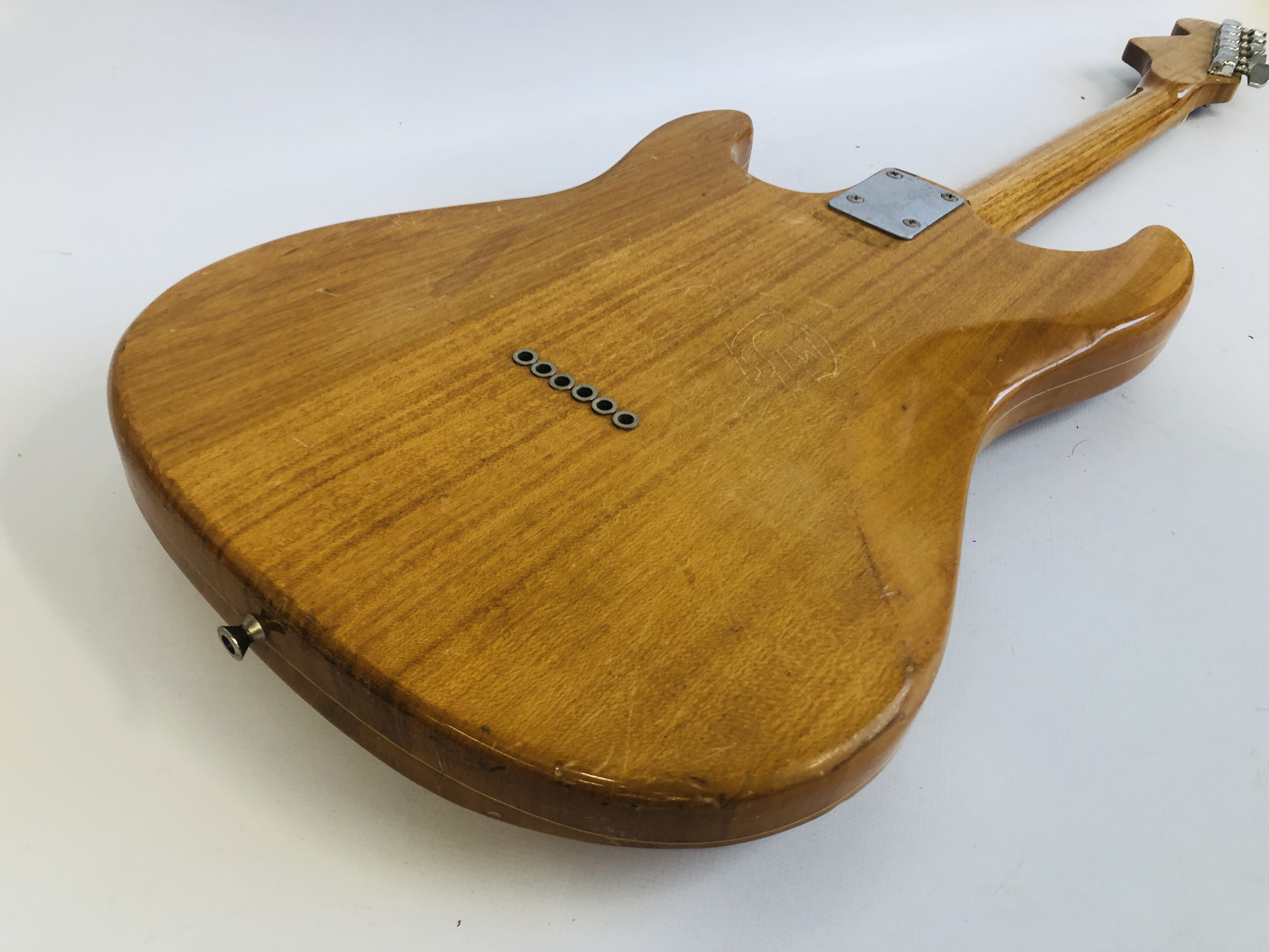 A KAY ELECTRIC GUITAR IN WOOD LAMINATE FINISH ALONG WITH TRAVEL CASE (A/F) - Image 7 of 12