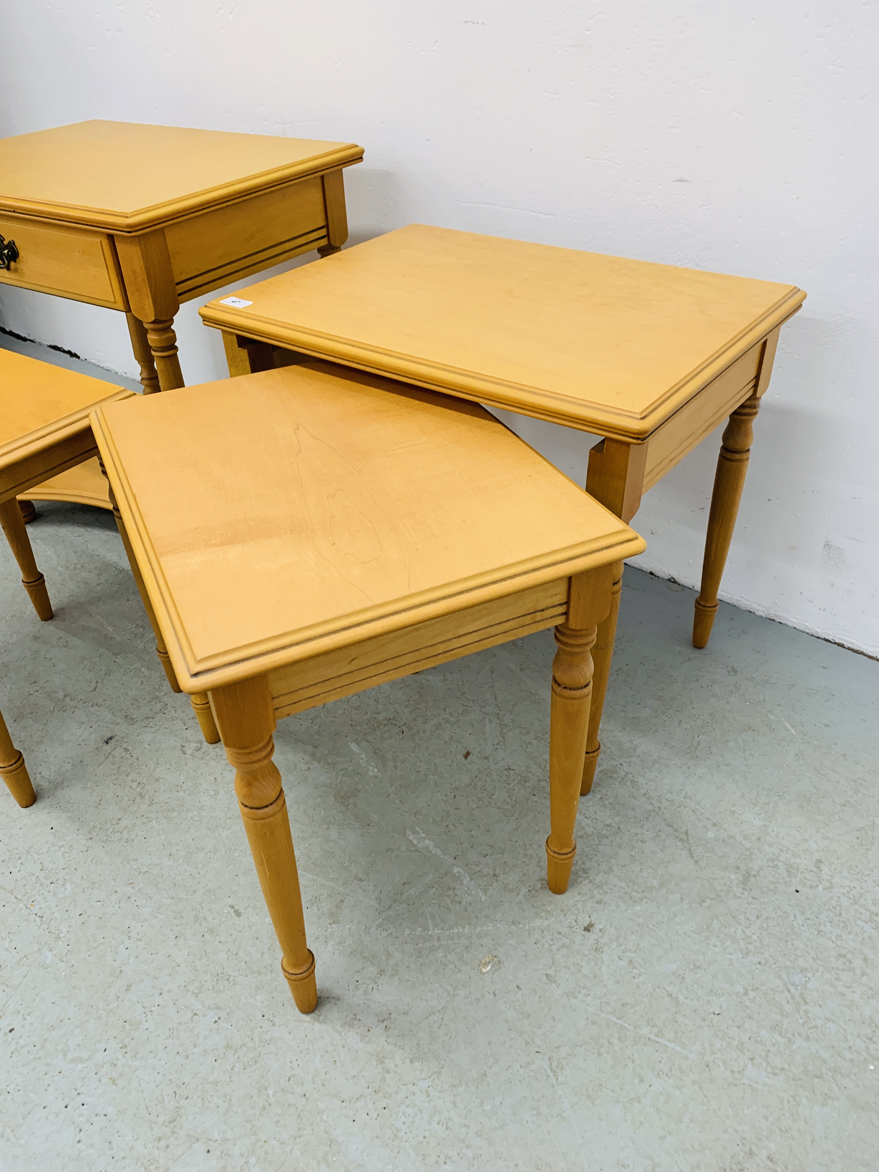 A NEST OF 3 MODERN BEECHWOOD FINISH TABLES AND MATCHING SINGLE DRAWER TABLE WITH SHELF BELOW. - Image 4 of 6