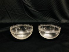 A PAIR OF FINGER BOWLS ENGRAVED WITH AN ARMORIAL OF A LADY, D 13CM.