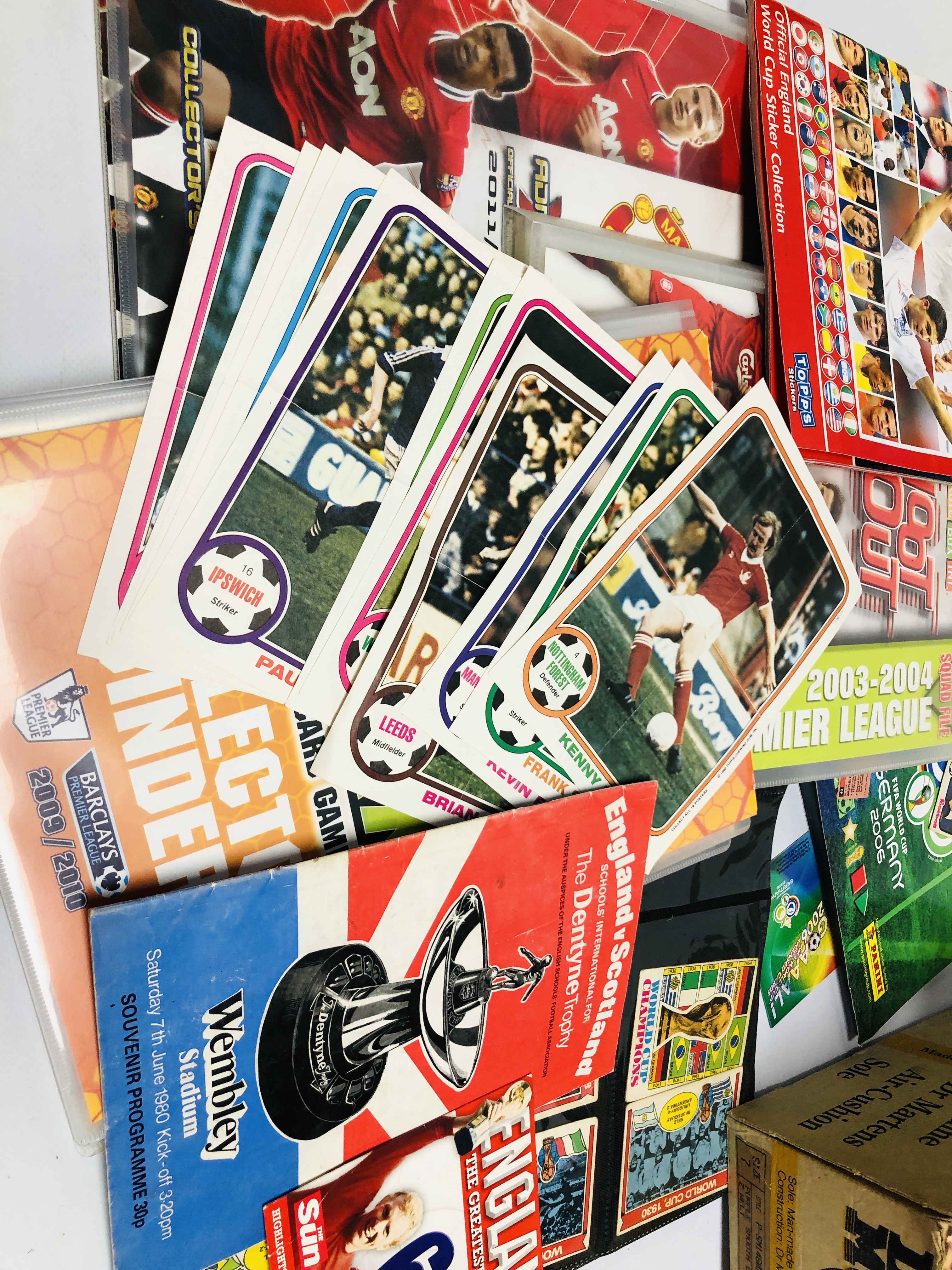 A COLLECTION OF VINTAGE TO MODERN FOOTBALL COLLECTORS CARDS APPROXIMATELY 1500. - Image 2 of 8