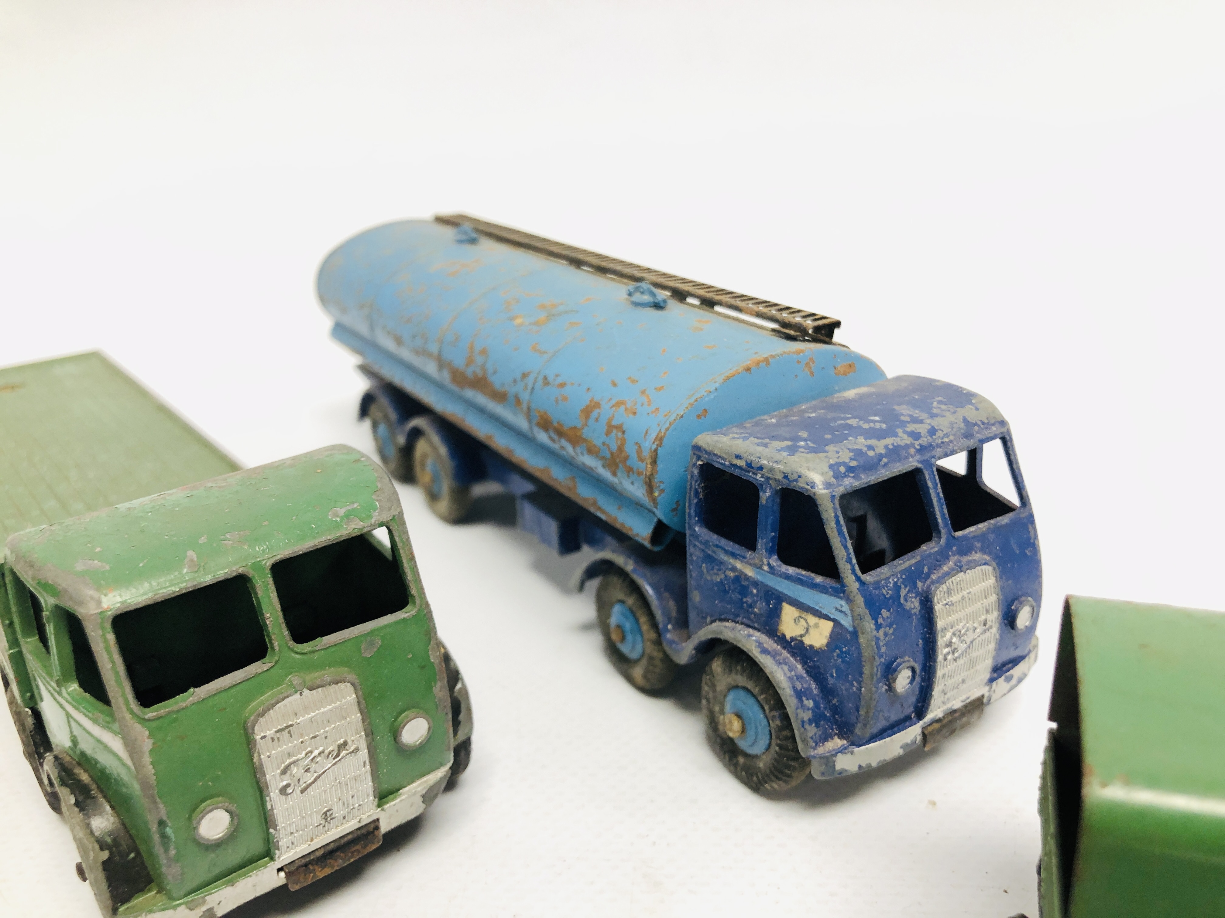 COLLECTION OF ASSORTED VINTAGE "DINKY" LORRIES AND TRUCKS TO INCLUDE 3 X FODEN, FORDSON, DODGE, - Image 10 of 13