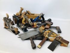 A COLLECTION OF WOODWORKING CARPENTERS TOOLS TO INCLUDE 10 PLANES INCLUDING ACORN, DSC, STANLEY,