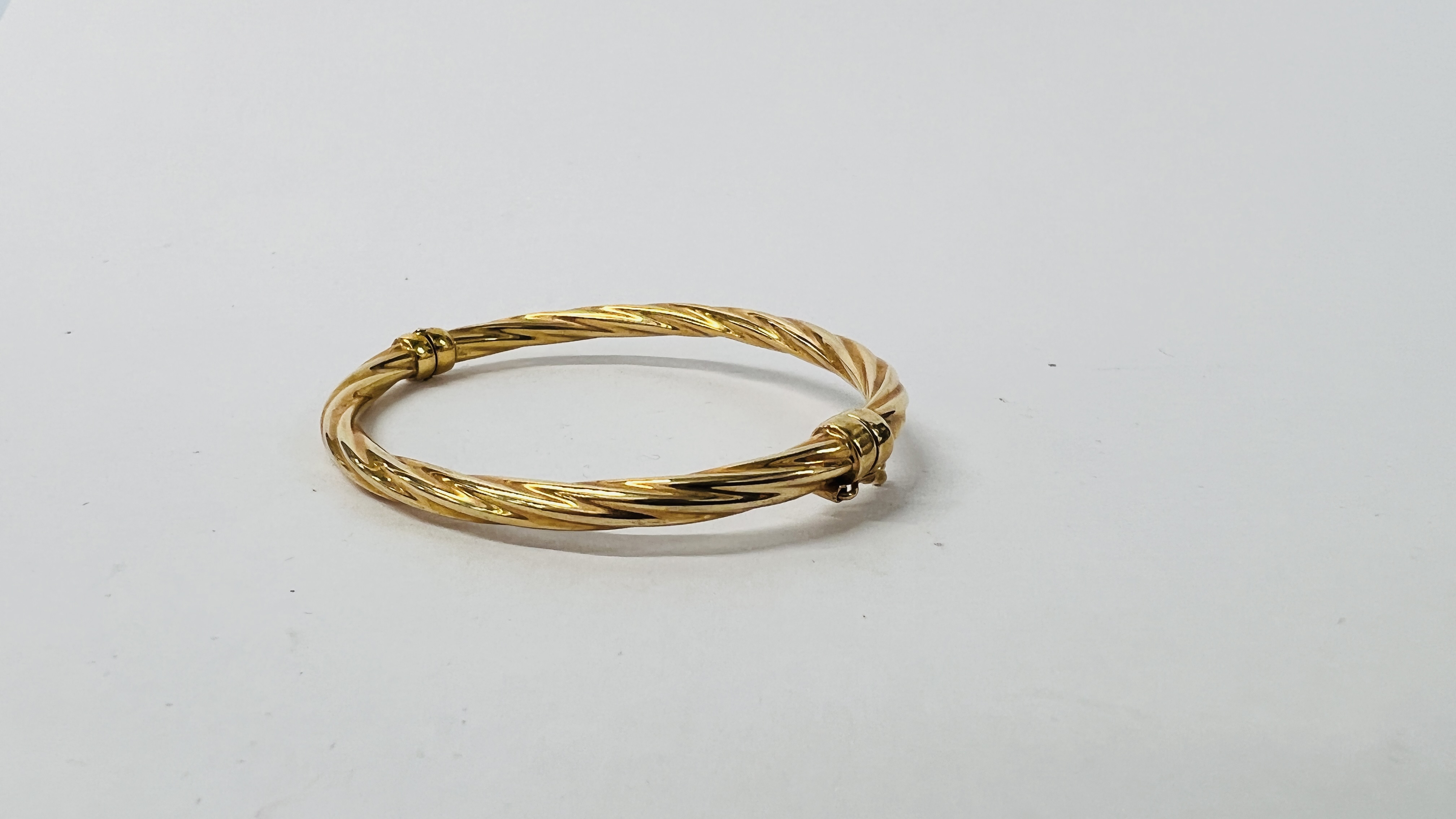 9CT GOLD BRACELET, WITH SAFETY CATCH. - Image 5 of 8