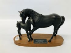 BESWICK "BLACK BEAUTY AND FOAL" STUDY ON A HARDWOOD BASE H 20CM.