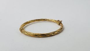 9CT GOLD BRACELET, WITH SAFETY CATCH.