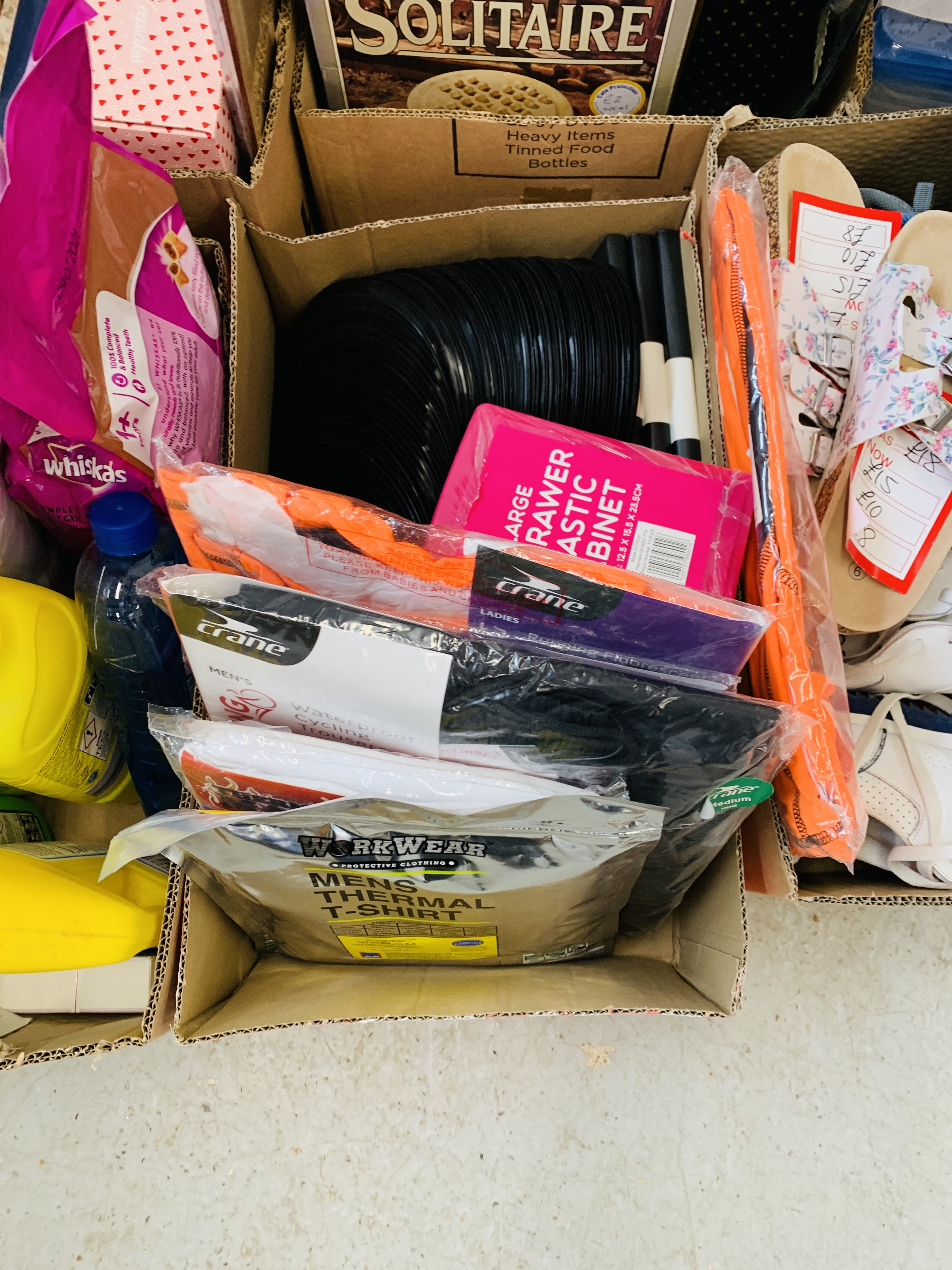 9 X BOXES OF ASSORTED HOUSEHOLD SUNDRIES AND GIFTS TO INCLUDE AS BEW CLOTHING AND SHOES, - Image 3 of 12