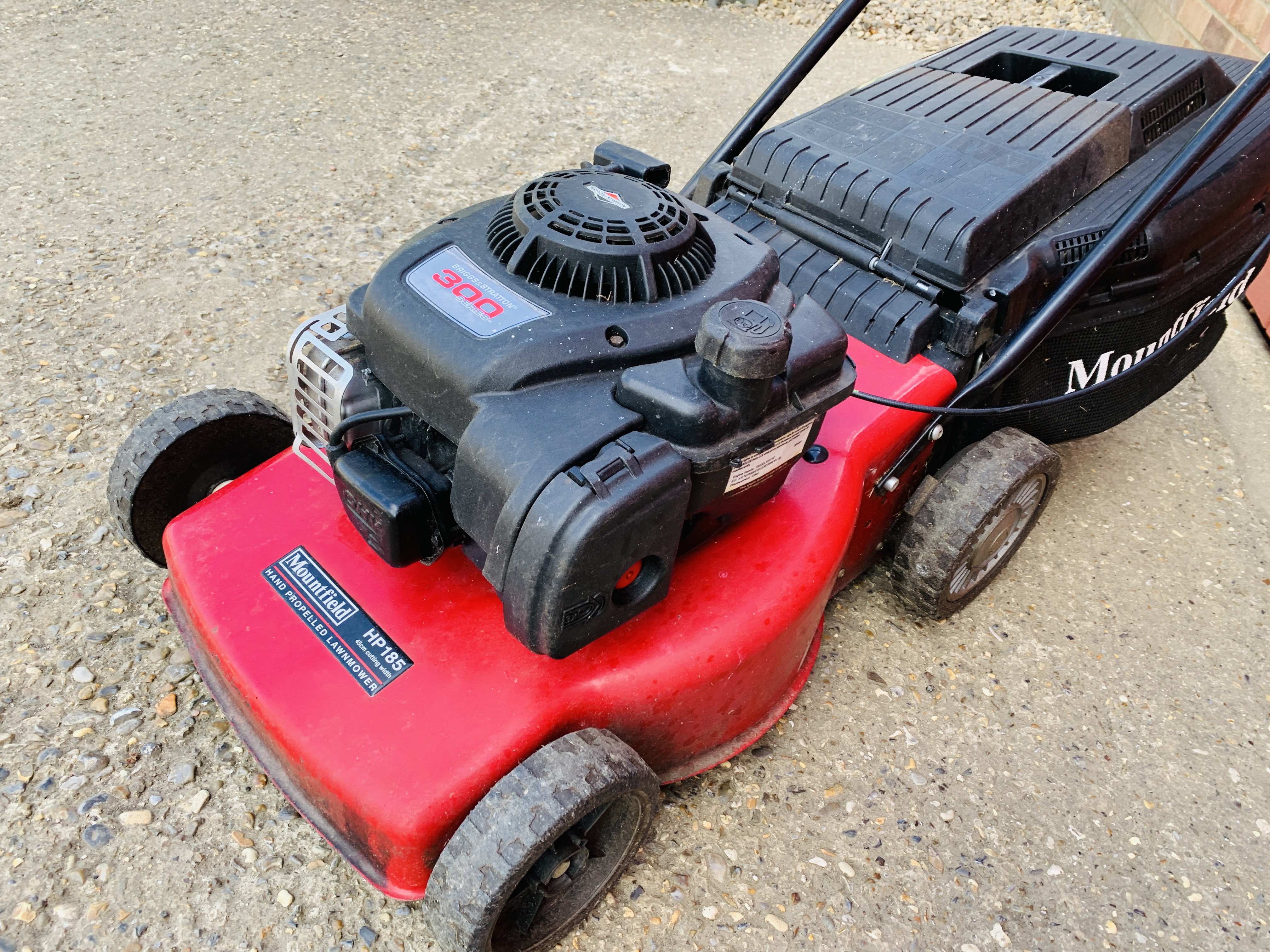 A MOUNTFIELD HP185 PETROL LAWN MOWER WITH 45CM. - Image 5 of 5