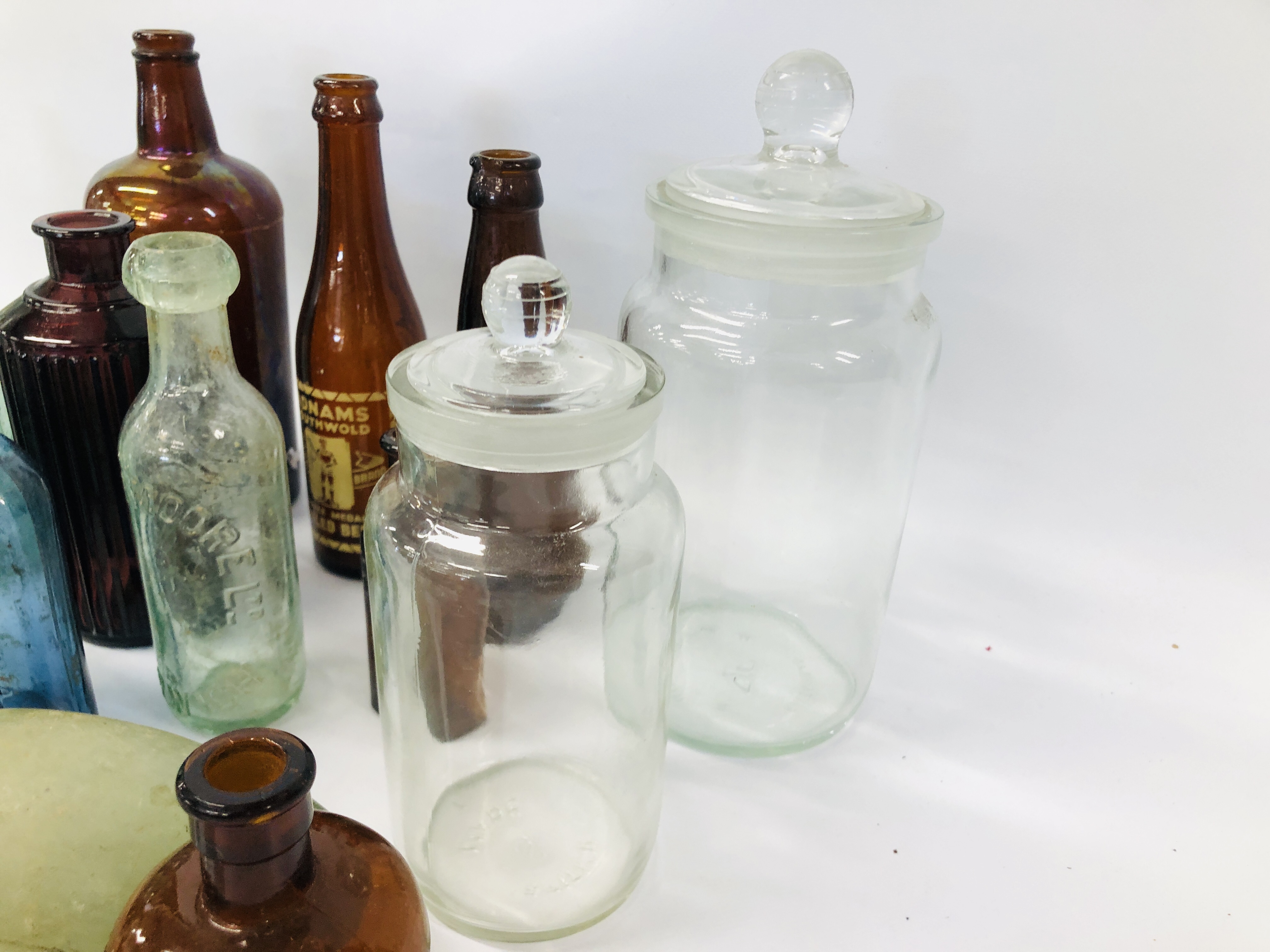 30 VARIOUS VINTAGE GLASS BOTTLES TO INCLUDE FORSTER MOORE LTD NORWICH, W P BRANSON, - Image 6 of 13