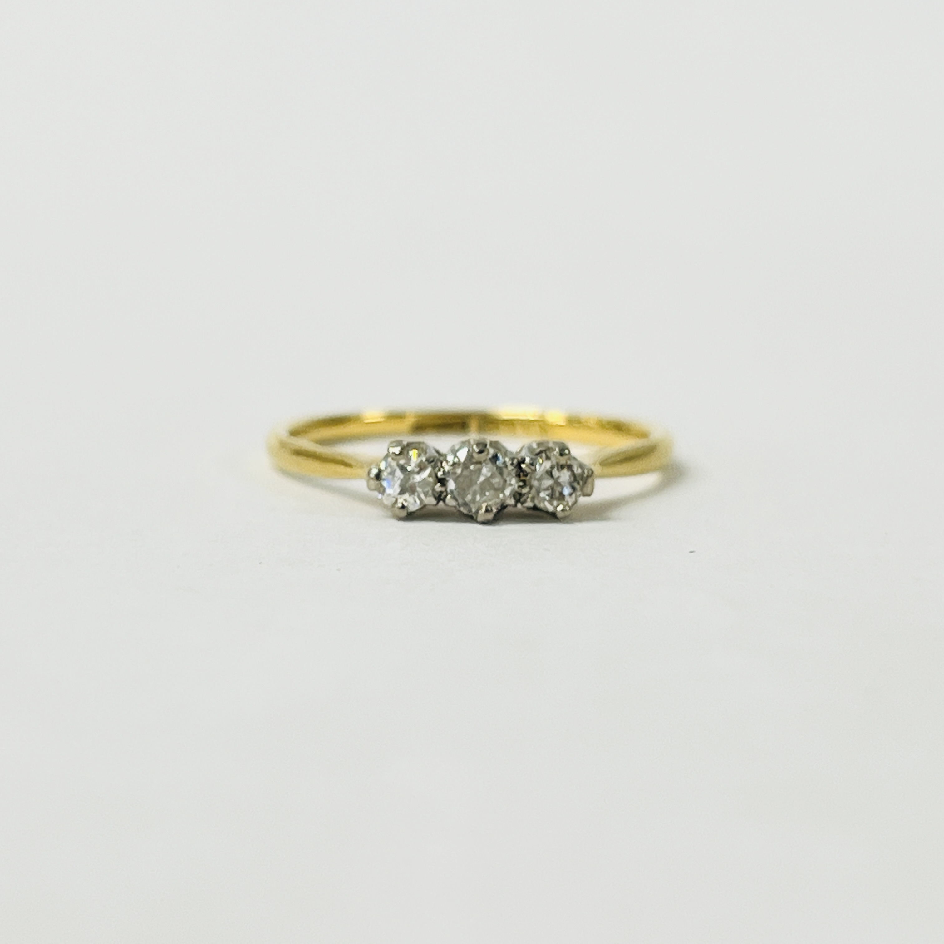 18CT. GOLD THREE STONE DIAMOND RING. - Image 2 of 10
