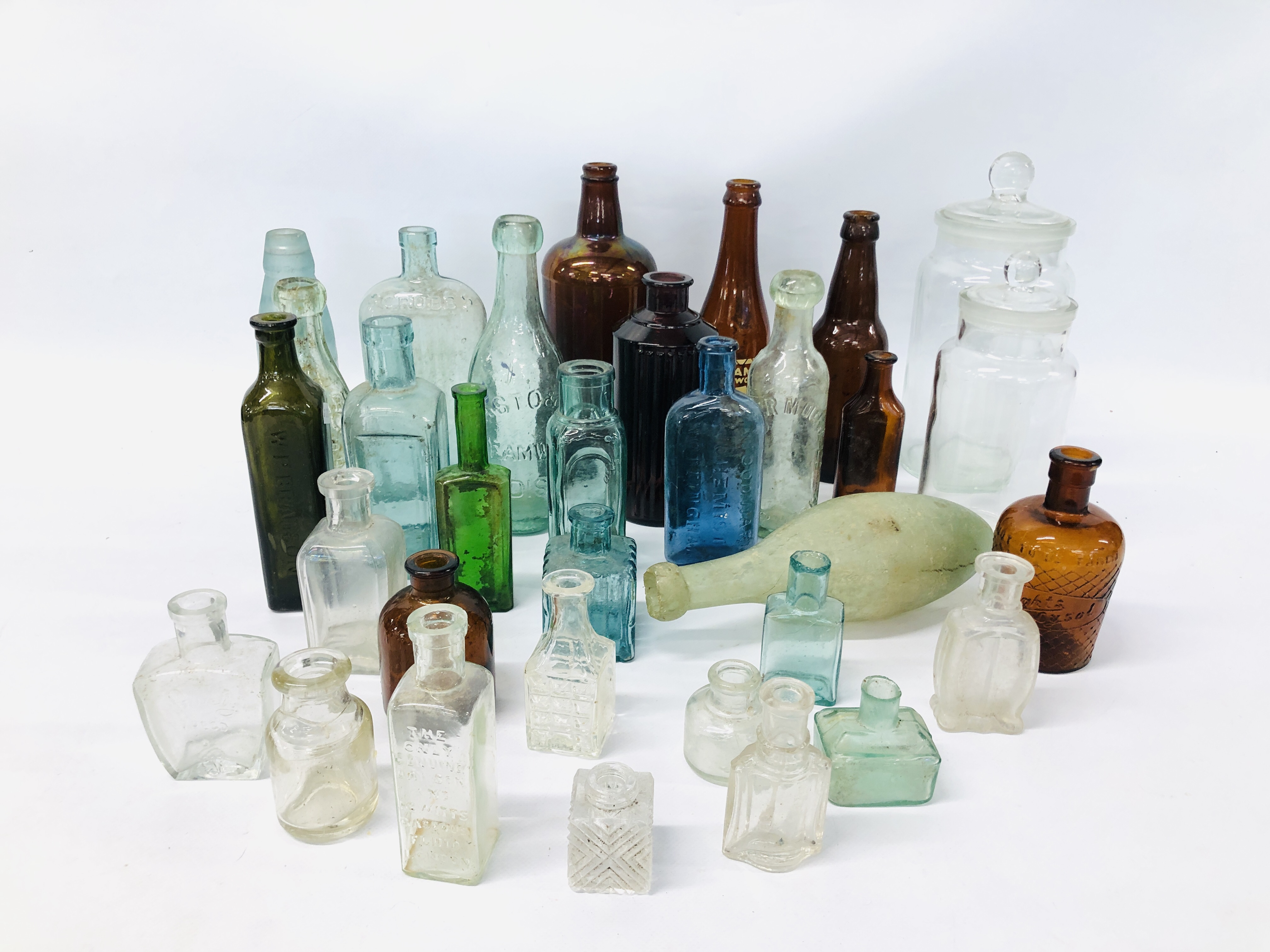 30 VARIOUS VINTAGE GLASS BOTTLES TO INCLUDE FORSTER MOORE LTD NORWICH, W P BRANSON,