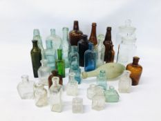 30 VARIOUS VINTAGE GLASS BOTTLES TO INCLUDE FORSTER MOORE LTD NORWICH, W P BRANSON,