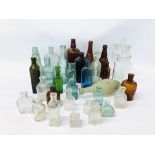 30 VARIOUS VINTAGE GLASS BOTTLES TO INCLUDE FORSTER MOORE LTD NORWICH, W P BRANSON,