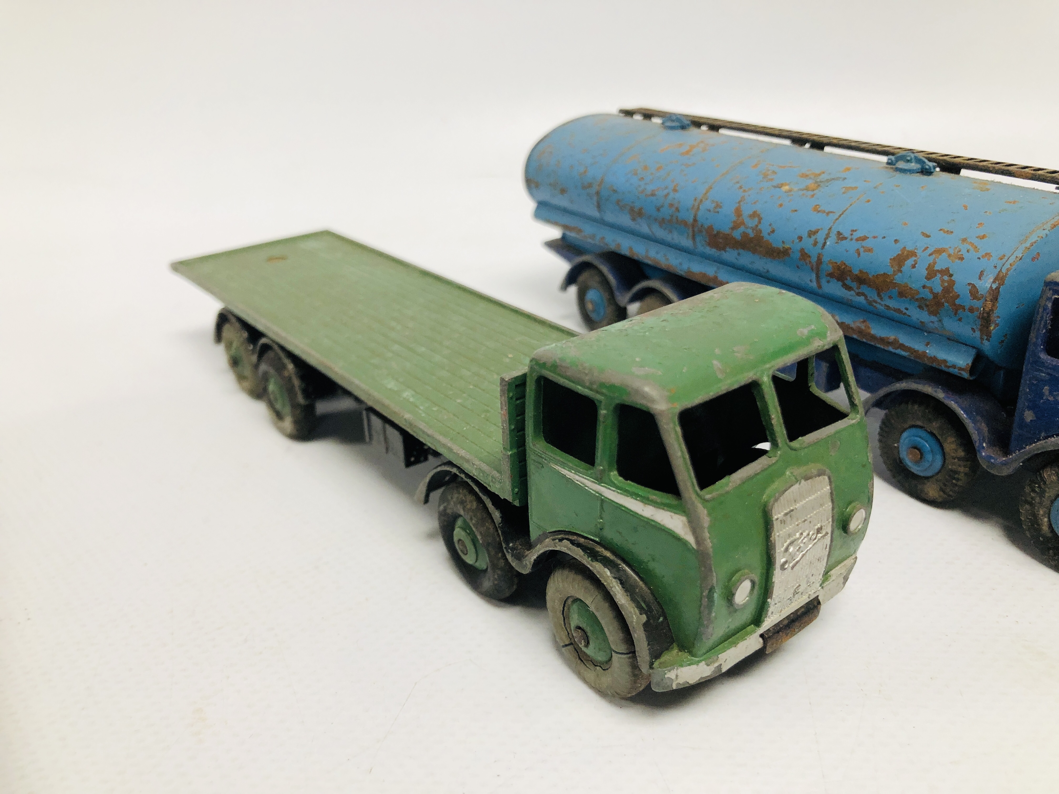 COLLECTION OF ASSORTED VINTAGE "DINKY" LORRIES AND TRUCKS TO INCLUDE 3 X FODEN, FORDSON, DODGE, - Image 9 of 13