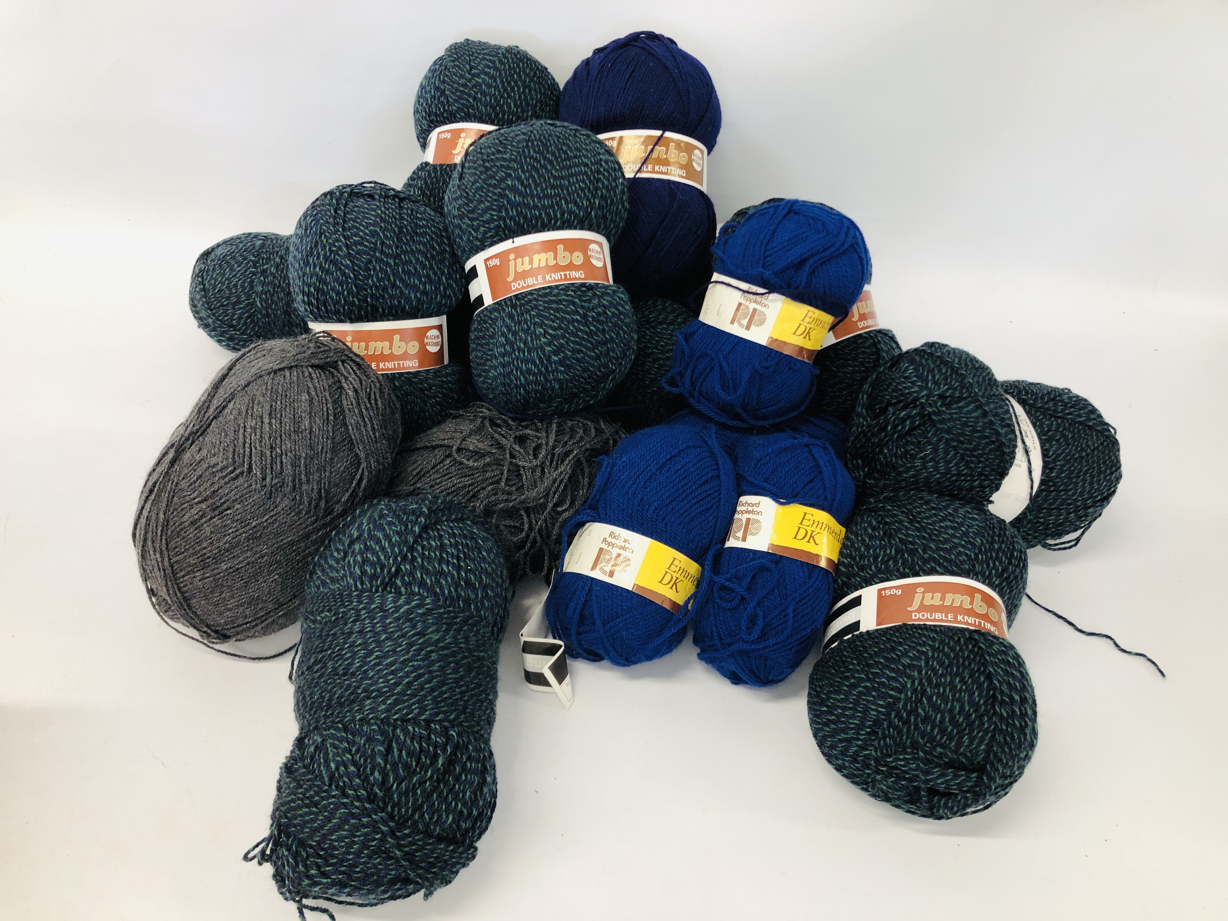 QUANTITY OF KNITTING WOOL