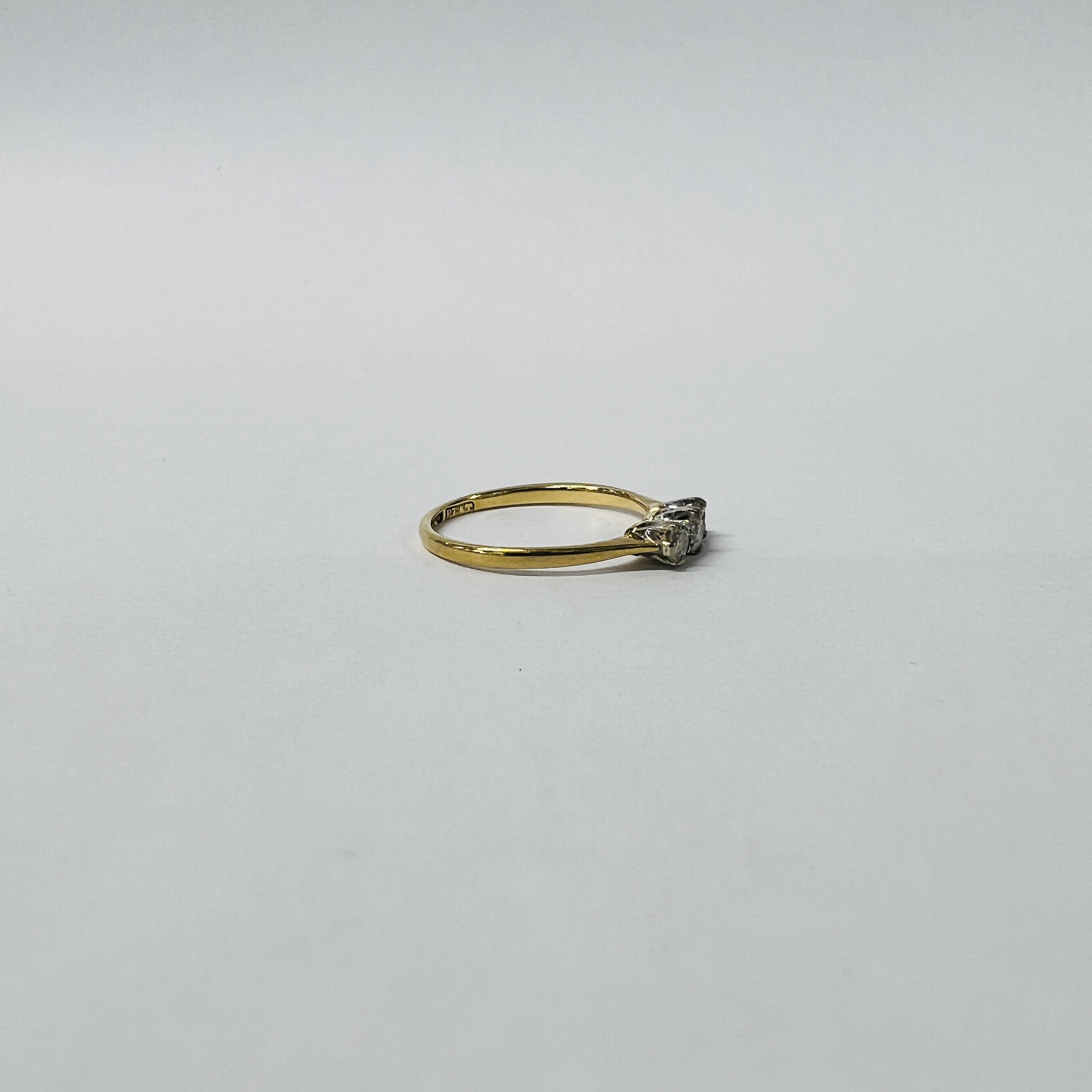 18CT. GOLD THREE STONE DIAMOND RING. - Image 6 of 10