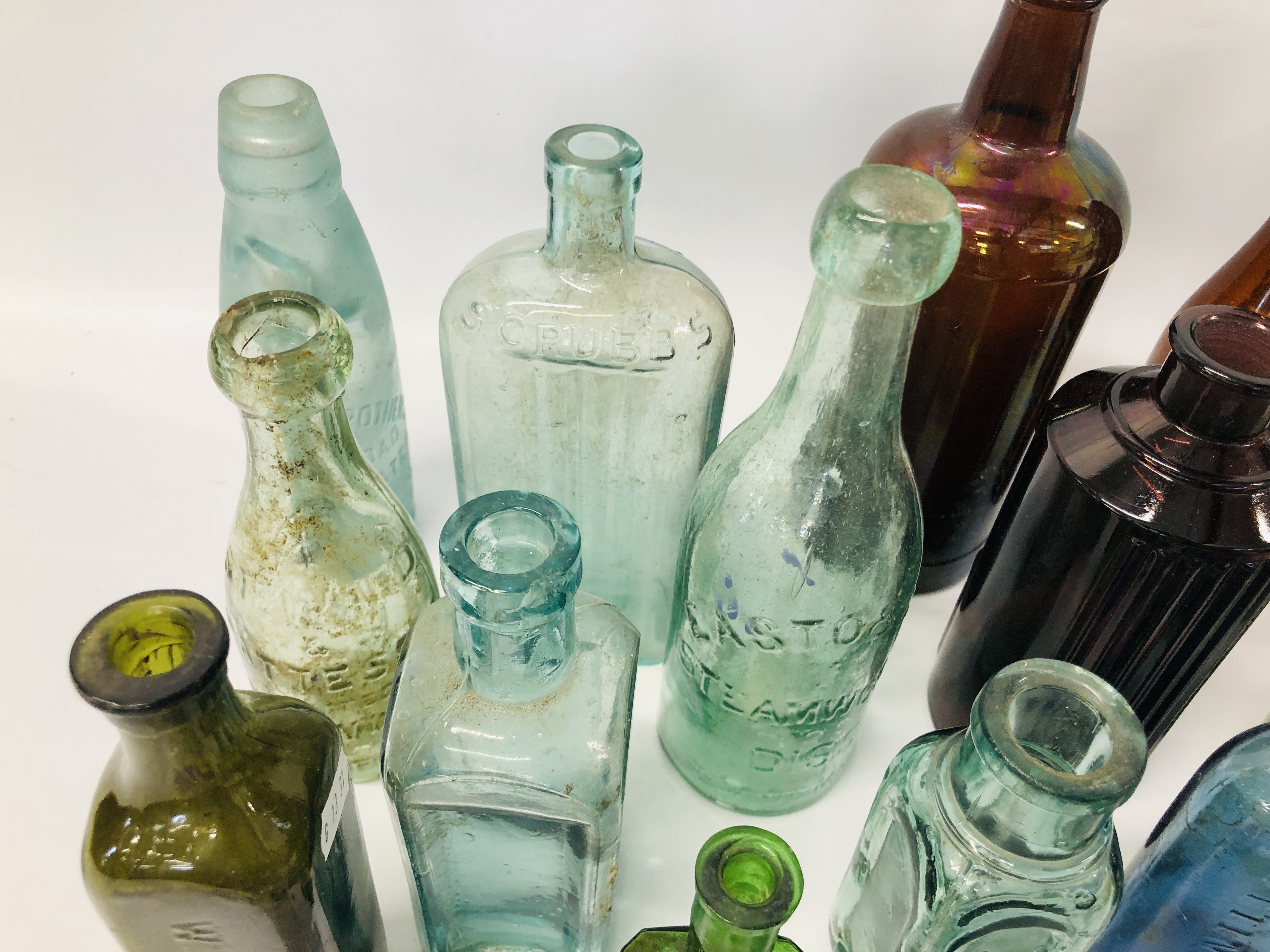 30 VARIOUS VINTAGE GLASS BOTTLES TO INCLUDE FORSTER MOORE LTD NORWICH, W P BRANSON, - Image 9 of 13
