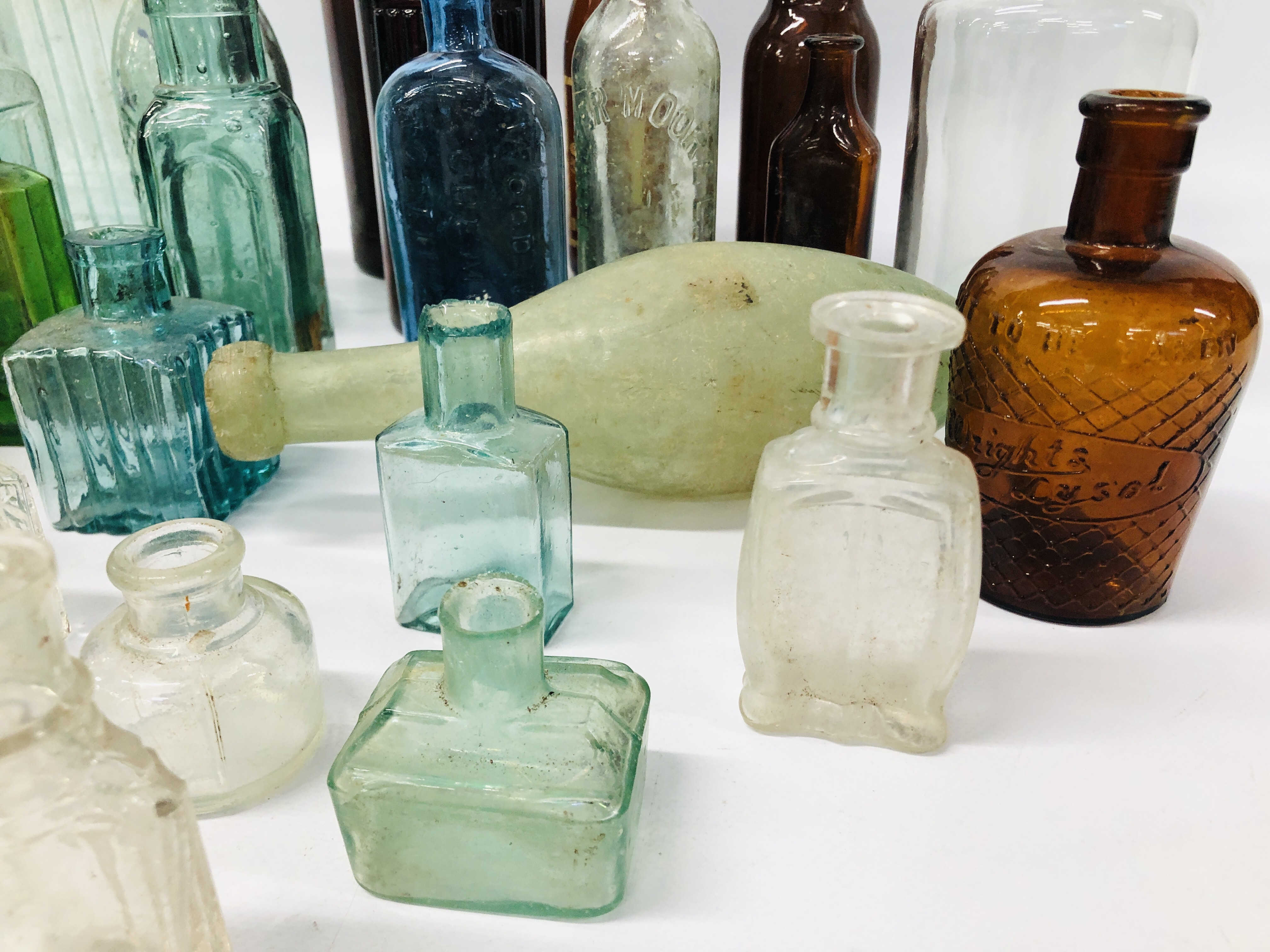 30 VARIOUS VINTAGE GLASS BOTTLES TO INCLUDE FORSTER MOORE LTD NORWICH, W P BRANSON, - Image 4 of 13