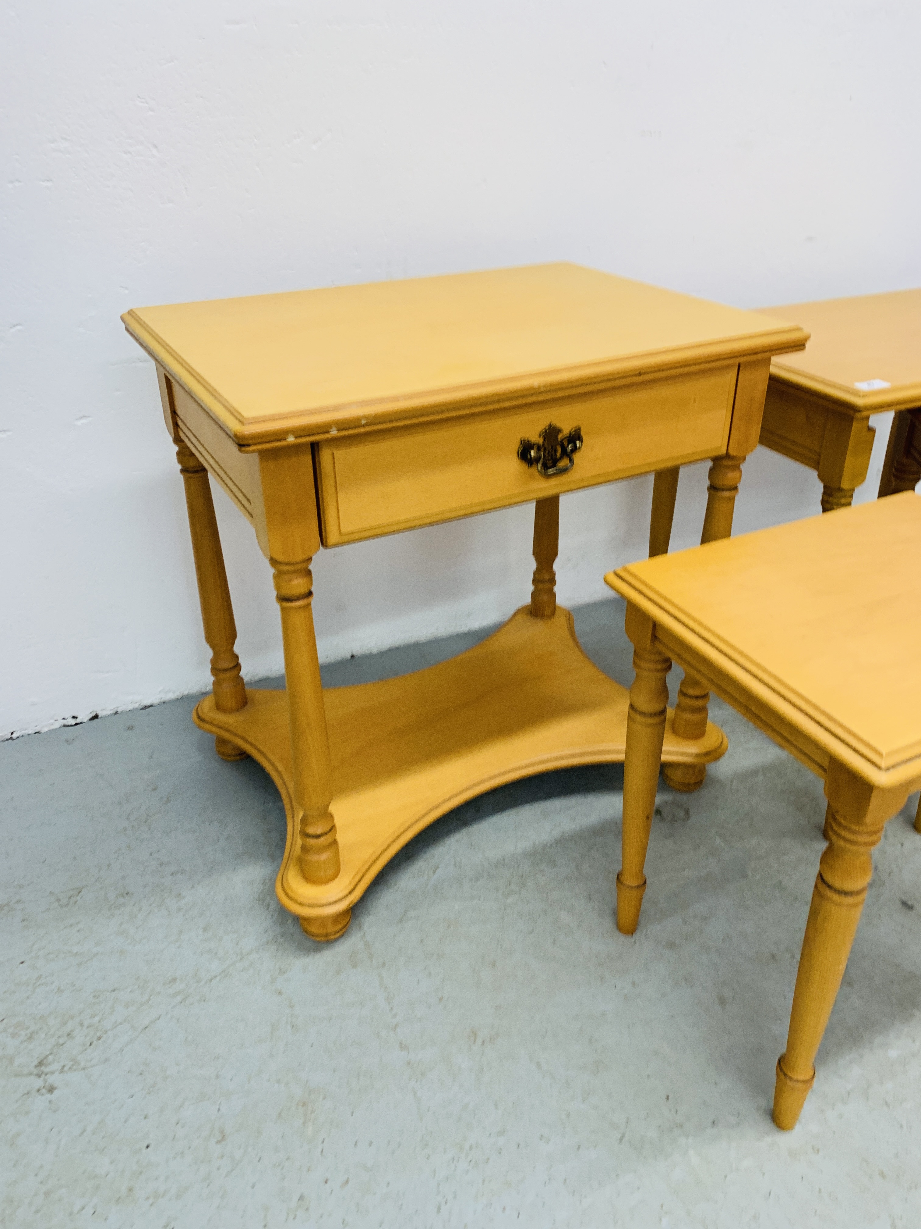 A NEST OF 3 MODERN BEECHWOOD FINISH TABLES AND MATCHING SINGLE DRAWER TABLE WITH SHELF BELOW. - Image 2 of 6