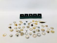1 BOX OF GOLD AND SILVER TONE RETRO COSTUME JEWELLERY RINGS (SOME BOXED).