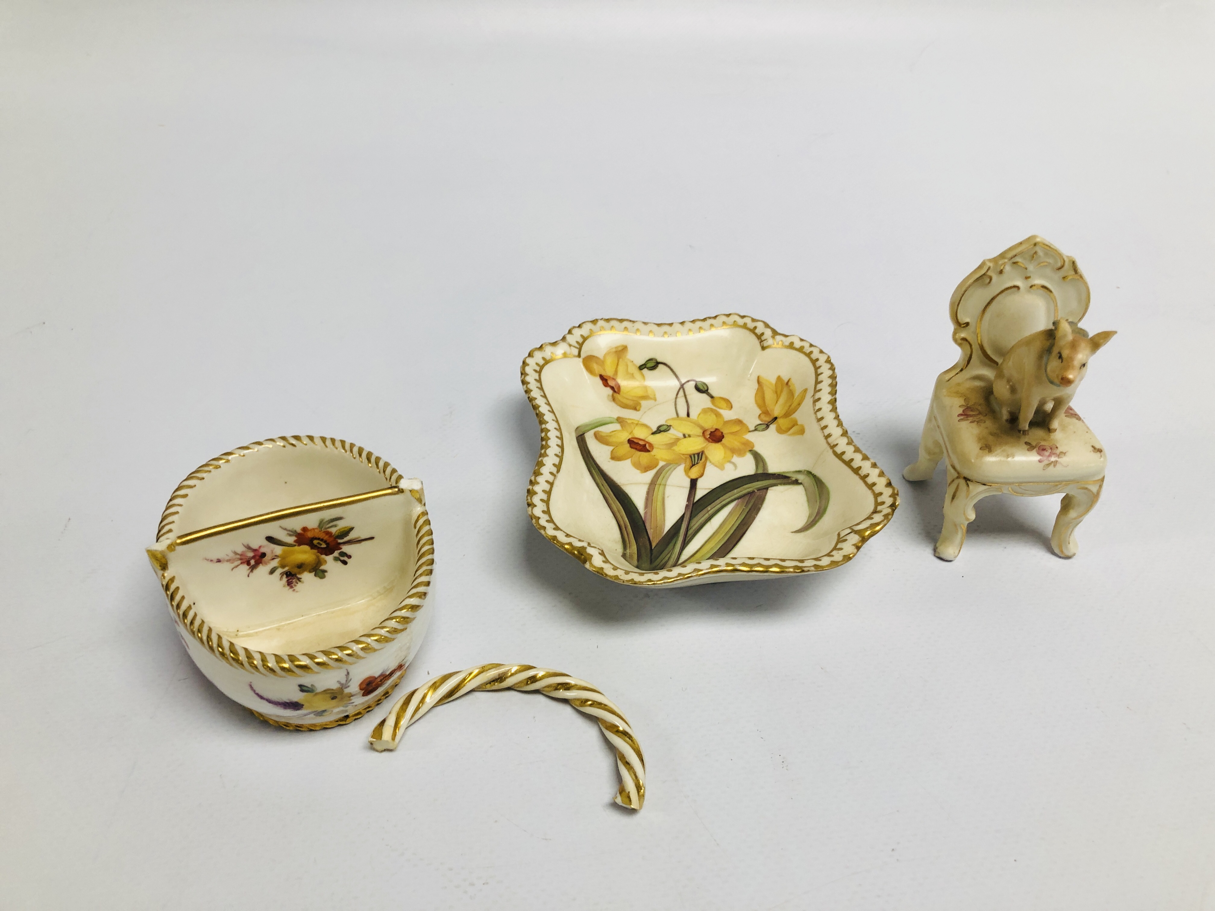 A C19th DISH DECORATED WITH DAFFODIL'S, PERHAPS DERBY, 12CM,