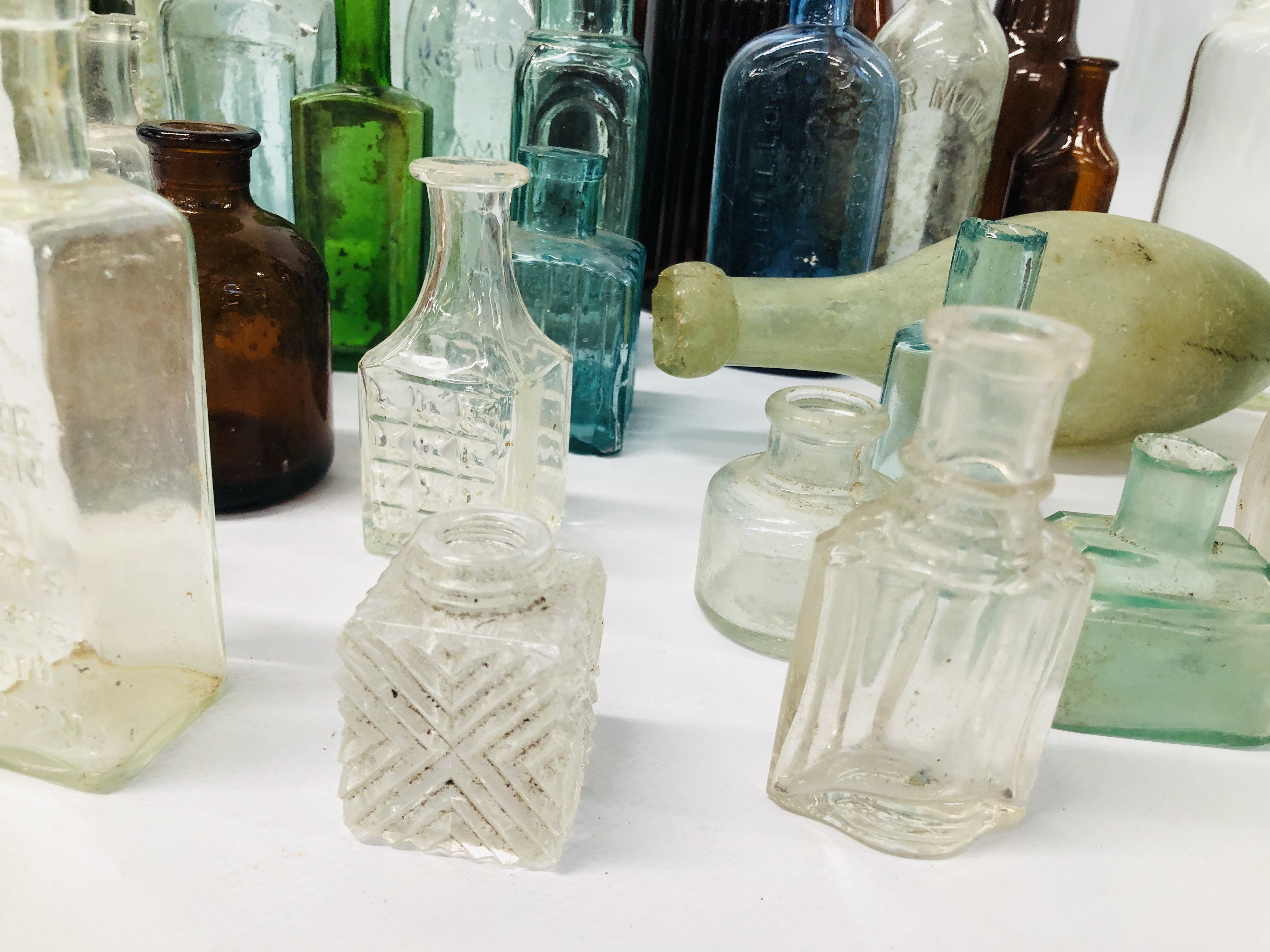 30 VARIOUS VINTAGE GLASS BOTTLES TO INCLUDE FORSTER MOORE LTD NORWICH, W P BRANSON, - Image 3 of 13