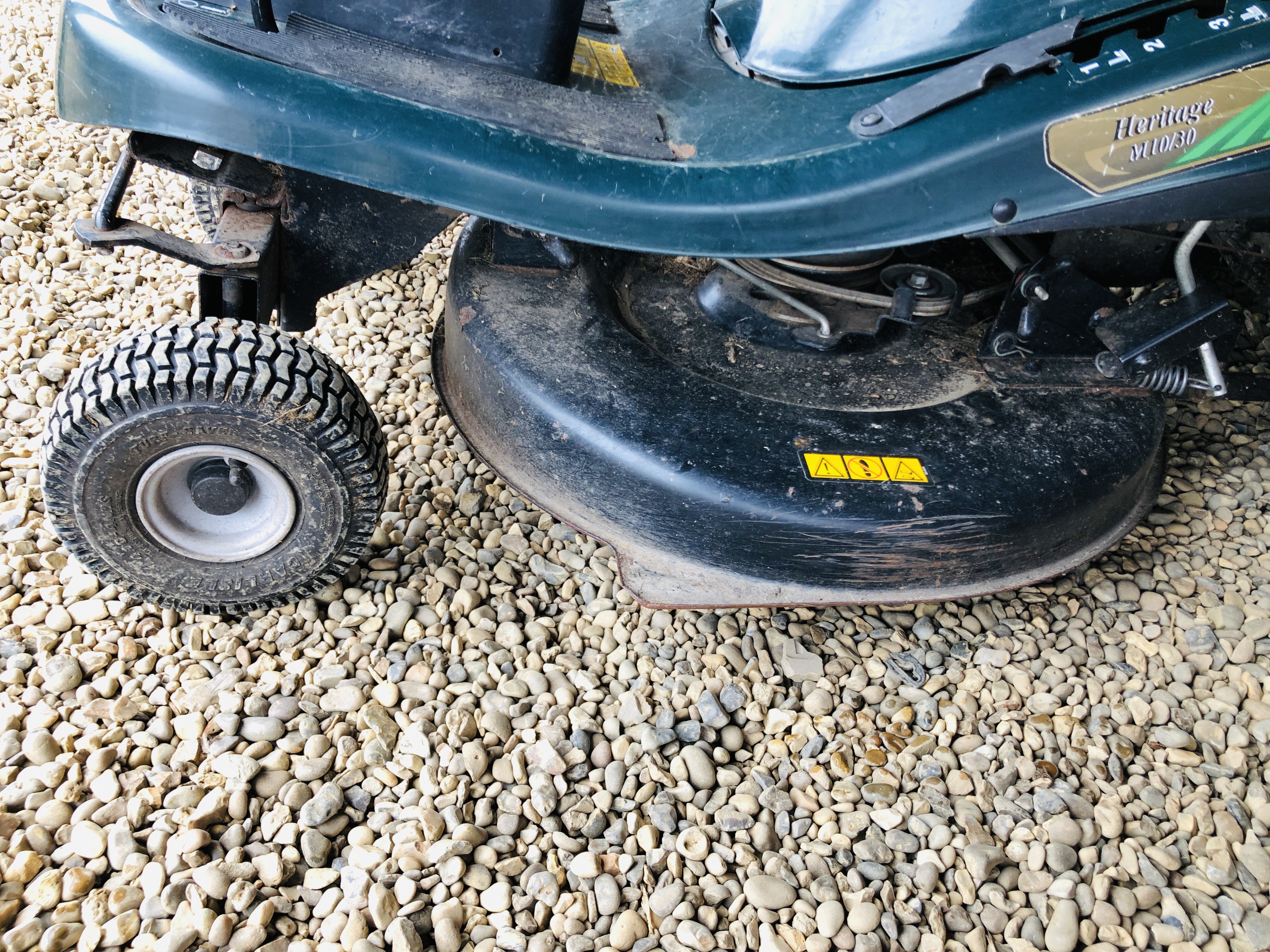 A HAYTER HERITAGE M10/30 RIDE ON MOWER (GEARS LINKAGE REQUIRES ADJUSTMENT) - SOLD AS SEEN - Image 2 of 10