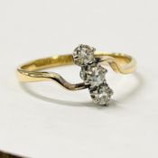 18CT GOLD 3 STONE DIAMOND RING.