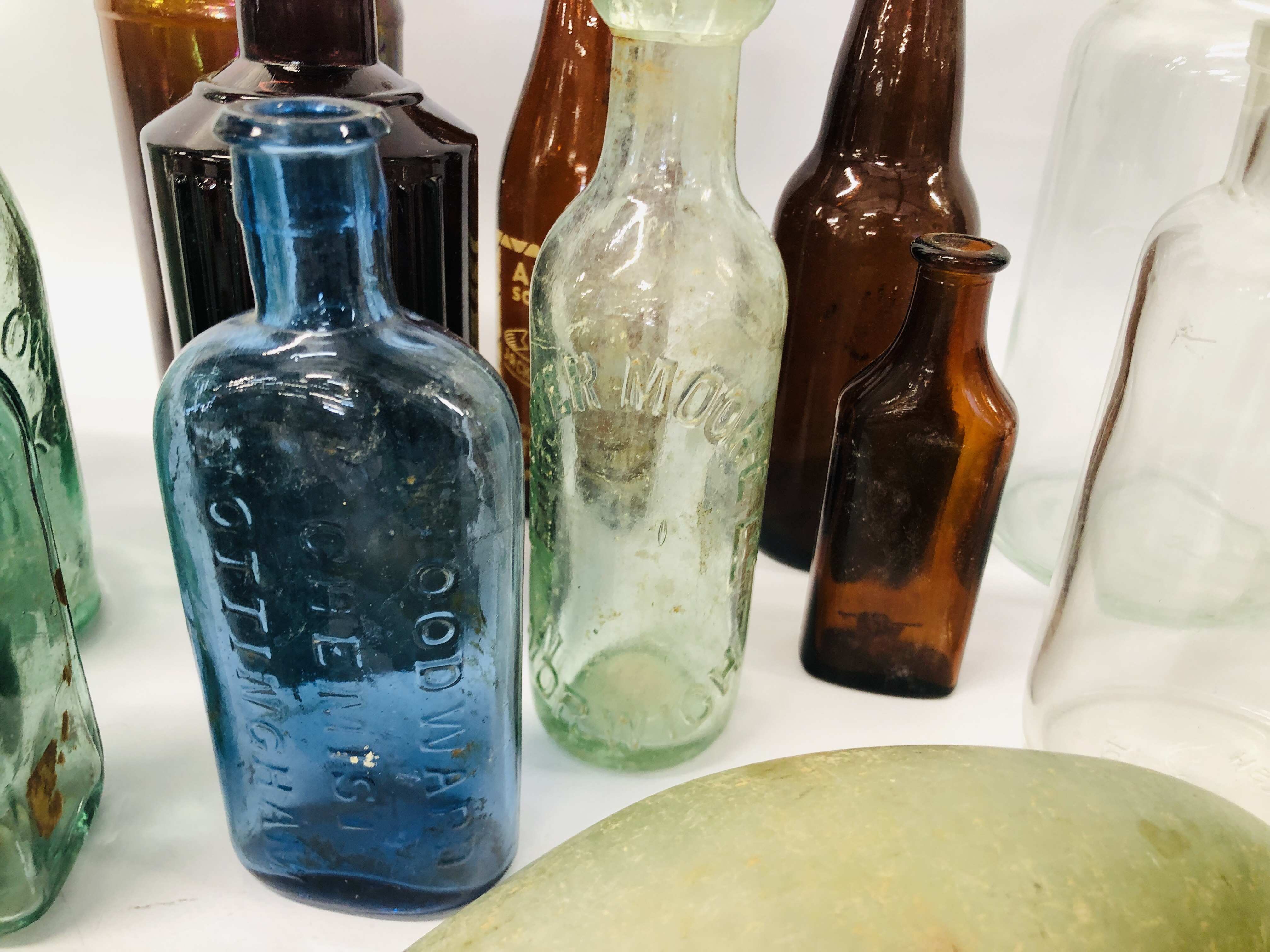 30 VARIOUS VINTAGE GLASS BOTTLES TO INCLUDE FORSTER MOORE LTD NORWICH, W P BRANSON, - Image 7 of 13