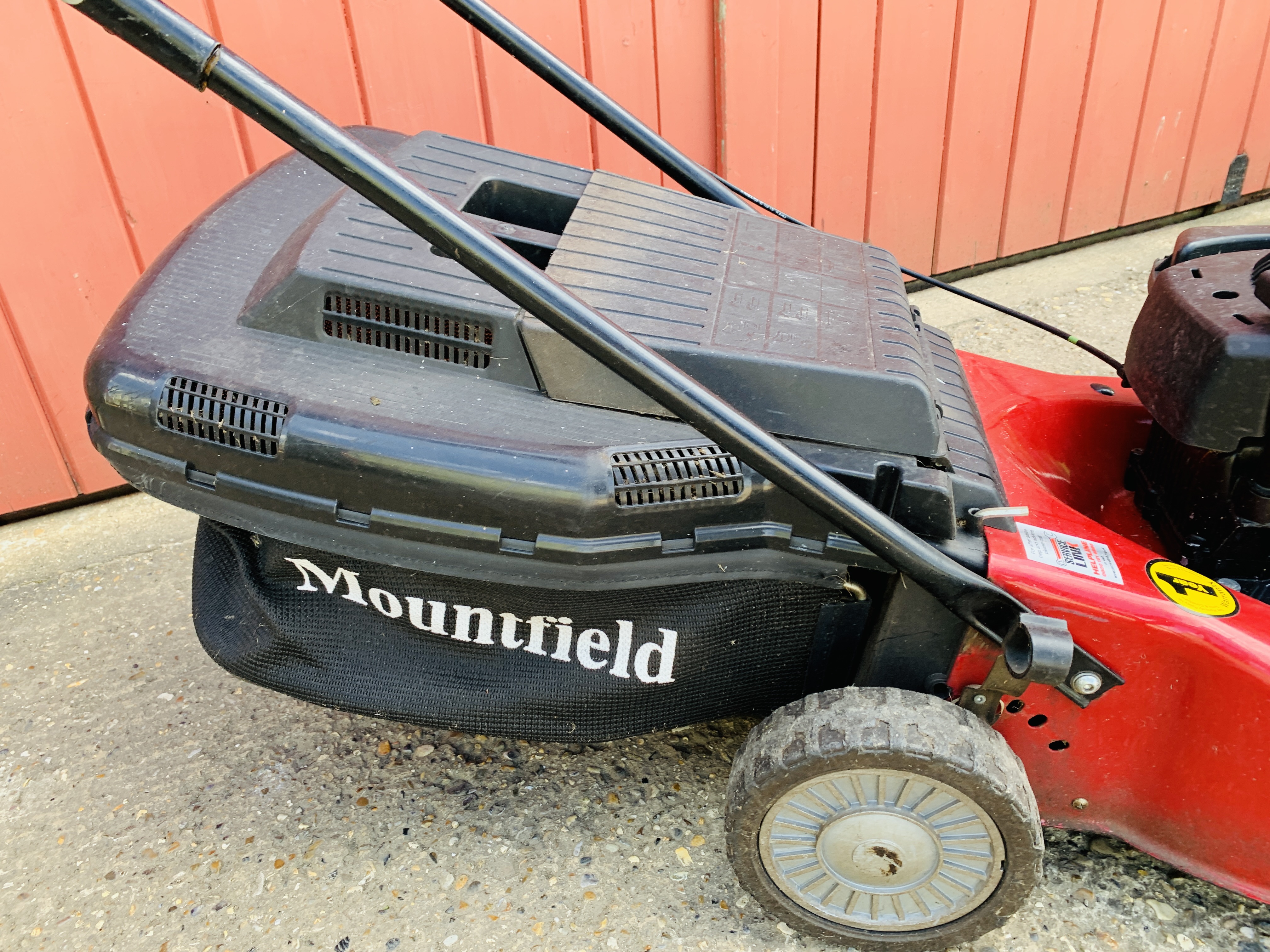A MOUNTFIELD HP185 PETROL LAWN MOWER WITH 45CM. - Image 3 of 5