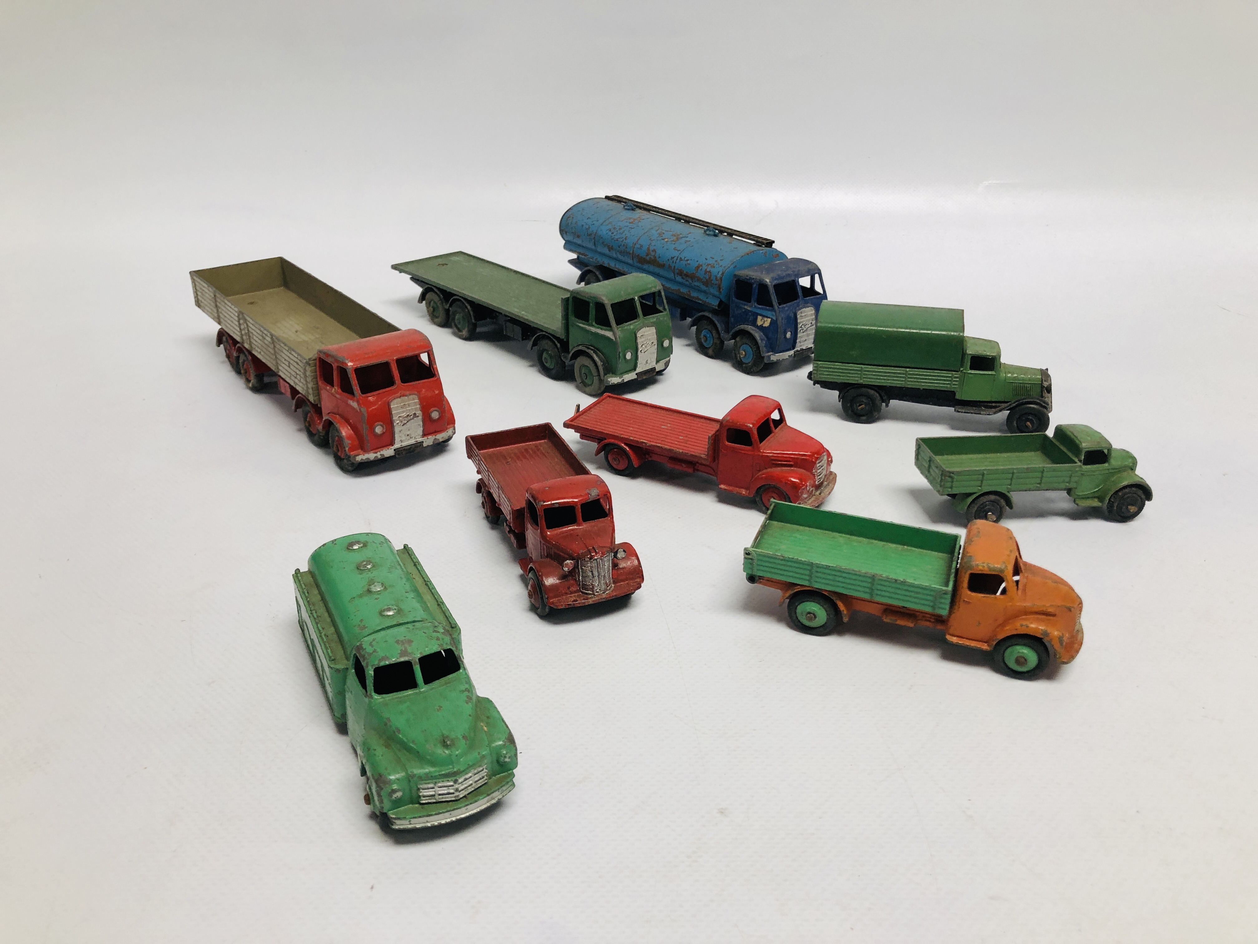 COLLECTION OF ASSORTED VINTAGE "DINKY" LORRIES AND TRUCKS TO INCLUDE 3 X FODEN, FORDSON, DODGE,