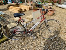 A LADIES TOWNSEND "CARAVALL" BICYCLE, 10 SPEED (RED/SILVER).