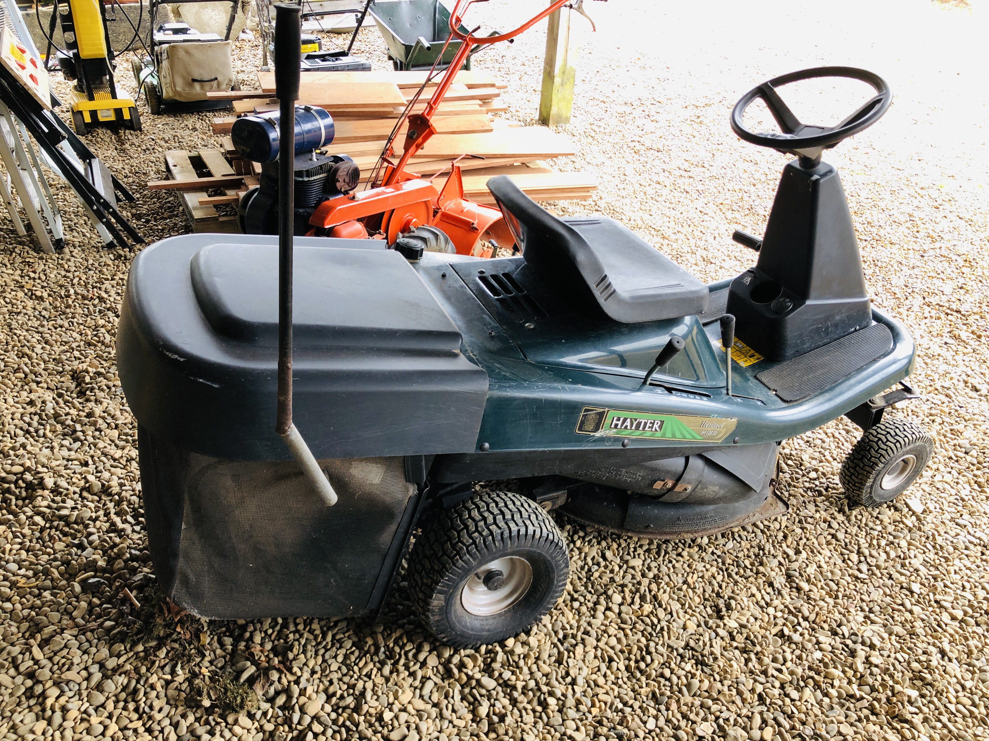 A HAYTER HERITAGE M10/30 RIDE ON MOWER (GEARS LINKAGE REQUIRES ADJUSTMENT) - SOLD AS SEEN - Image 6 of 10