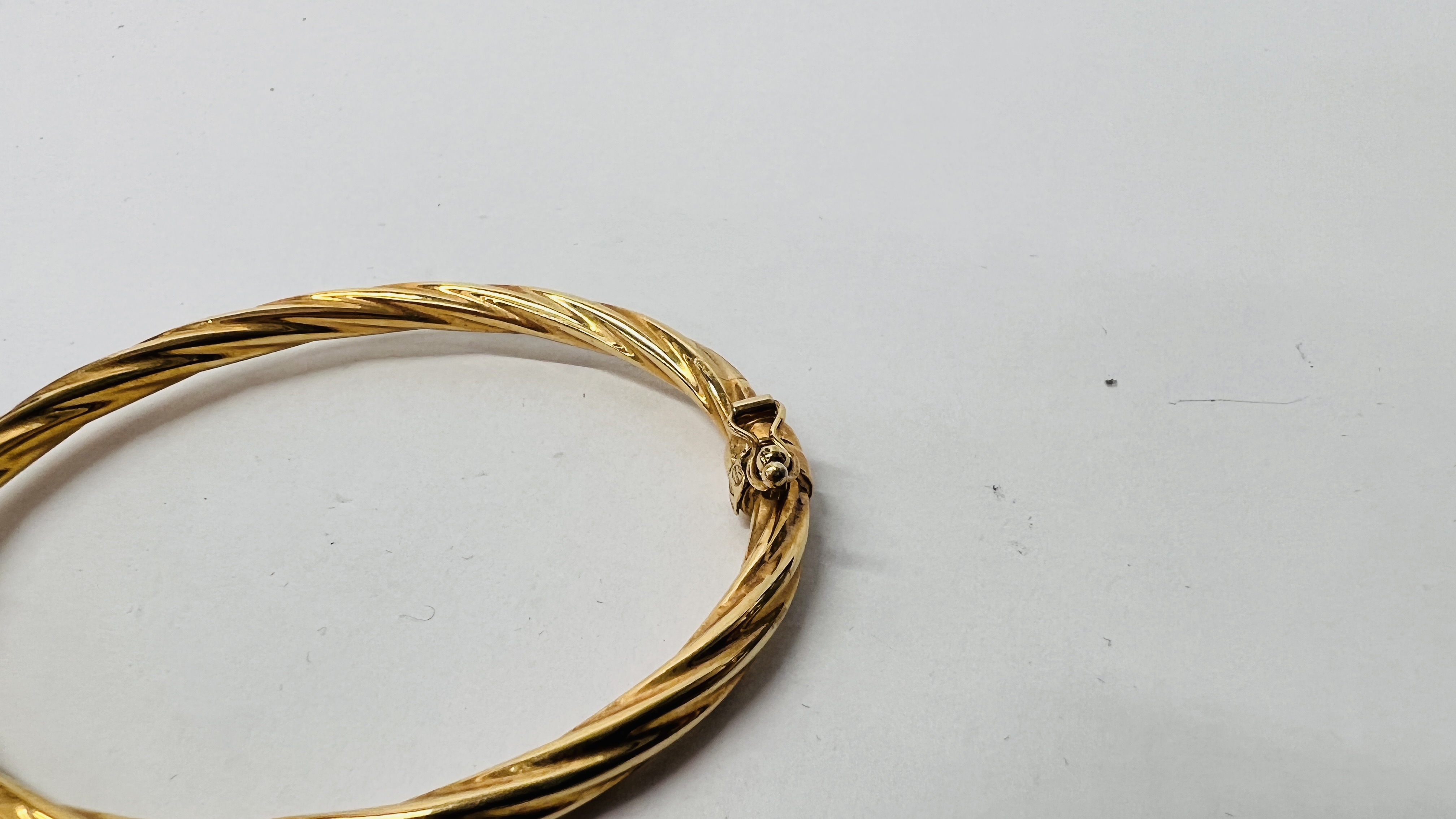 9CT GOLD BRACELET, WITH SAFETY CATCH. - Image 2 of 8