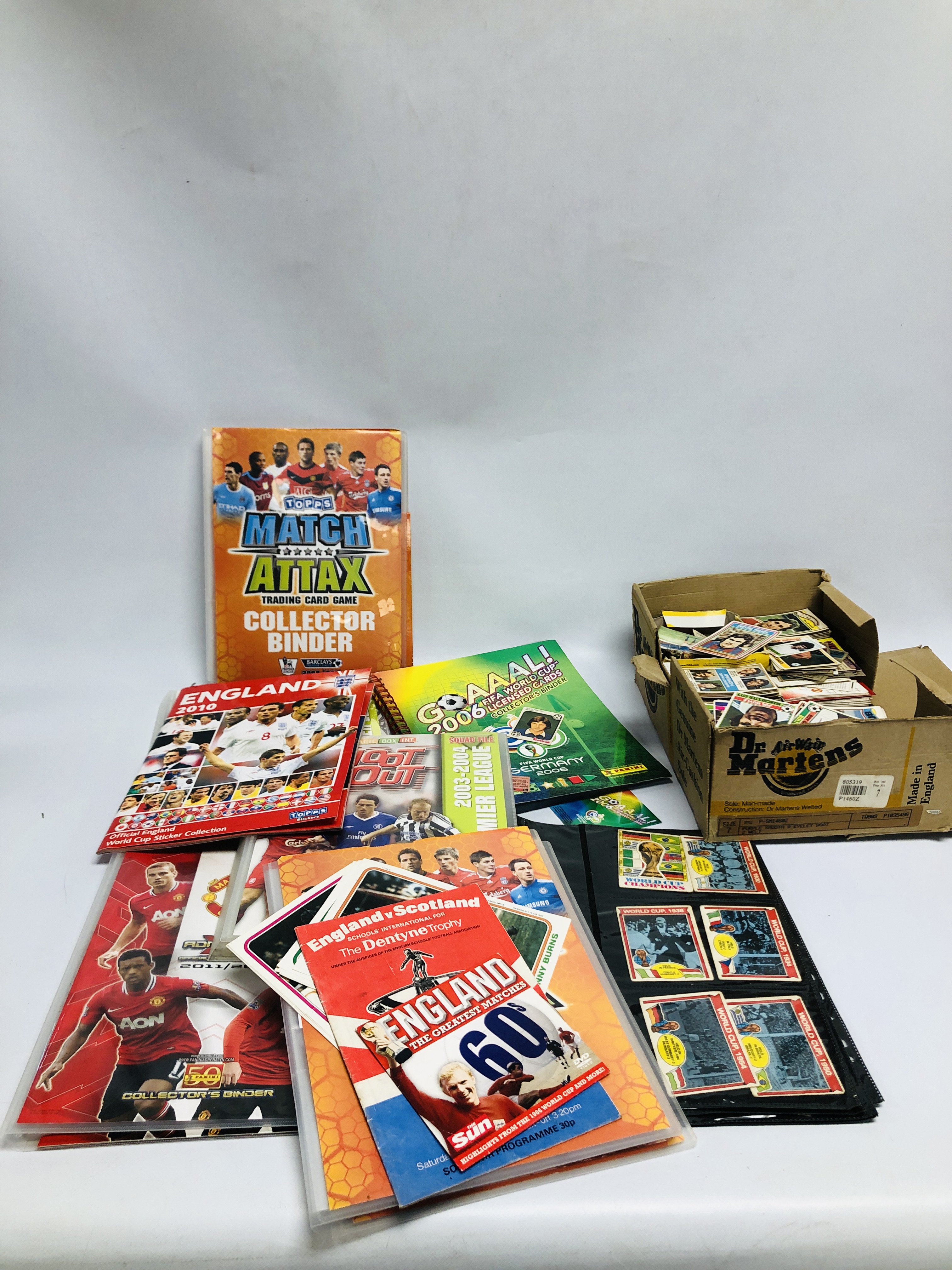 A COLLECTION OF VINTAGE TO MODERN FOOTBALL COLLECTORS CARDS APPROXIMATELY 1500.