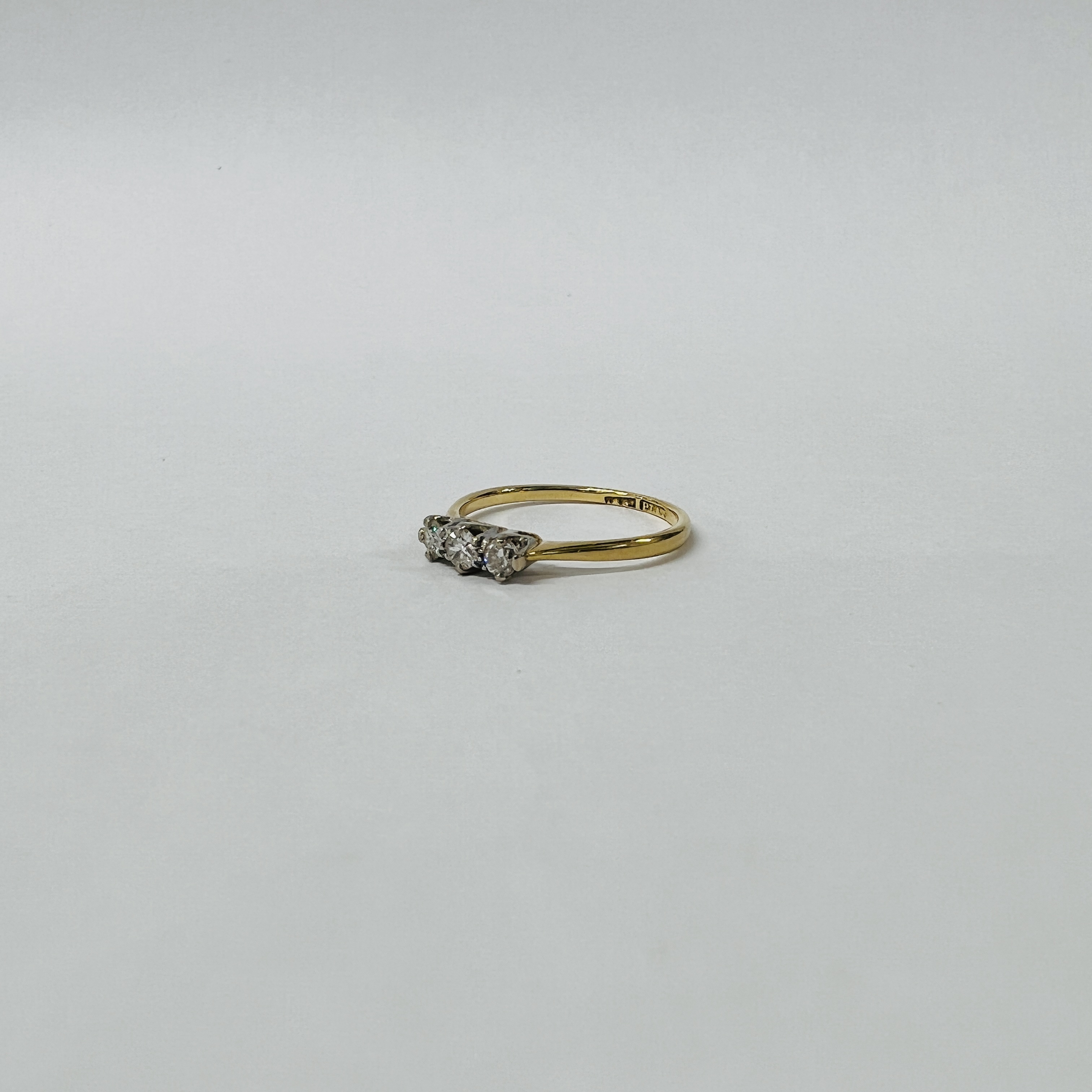 18CT. GOLD THREE STONE DIAMOND RING. - Image 8 of 10