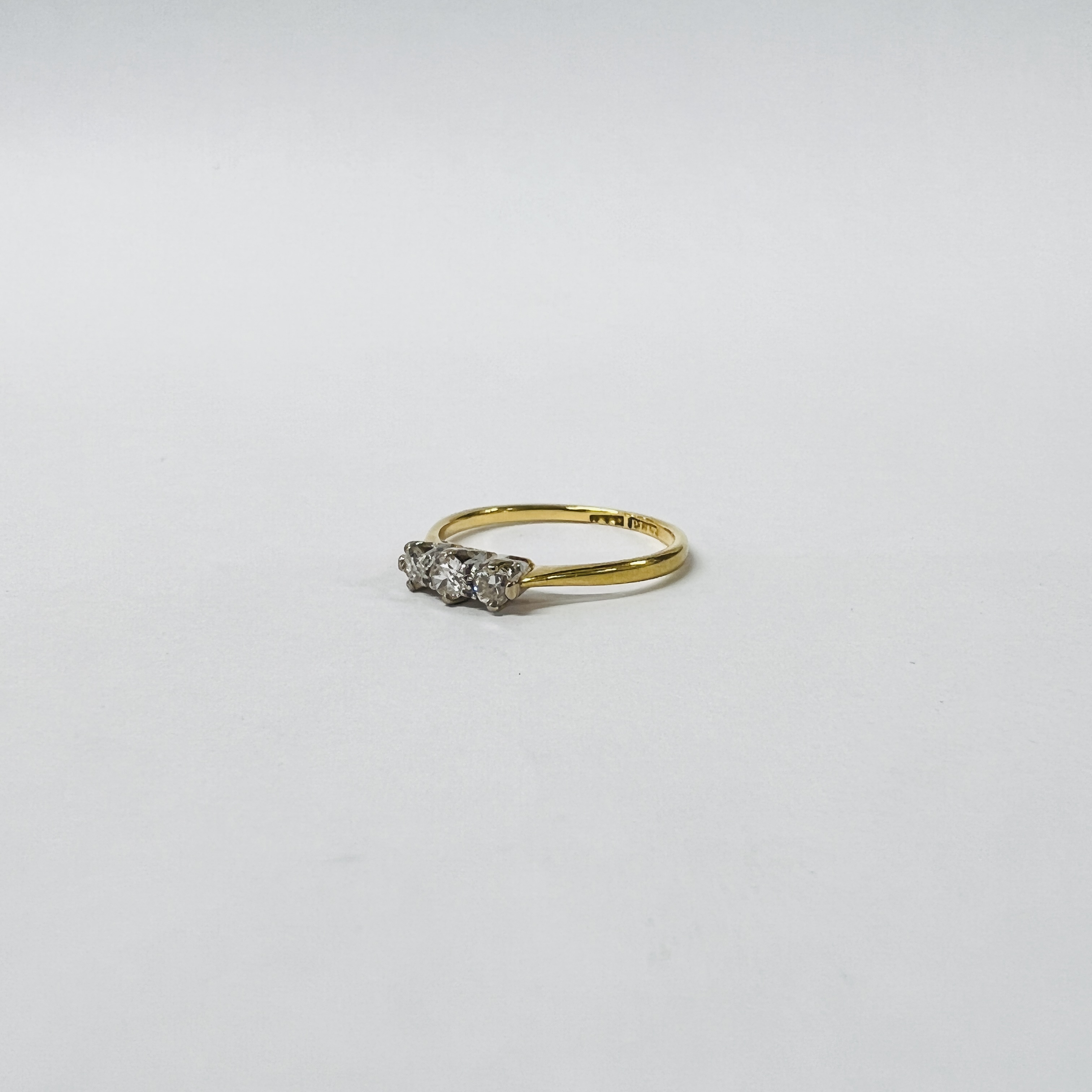 18CT. GOLD THREE STONE DIAMOND RING. - Image 5 of 10