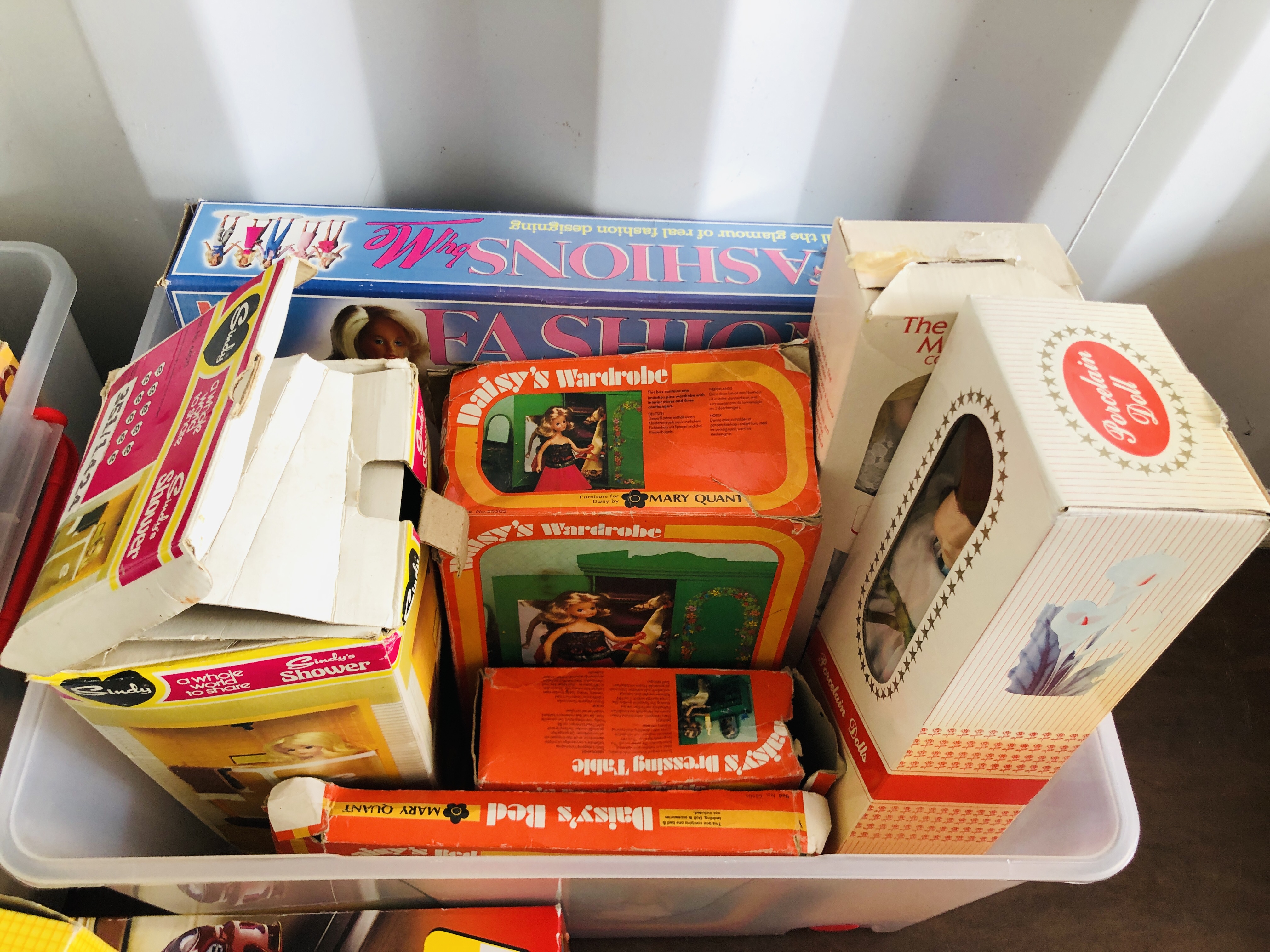 5 X BOXES OF ASSORTED GAMES AND PUZZLES, DOLLS ETC TO INCLUDE VINTAGE SINDY'S SHOWER, - Image 2 of 8