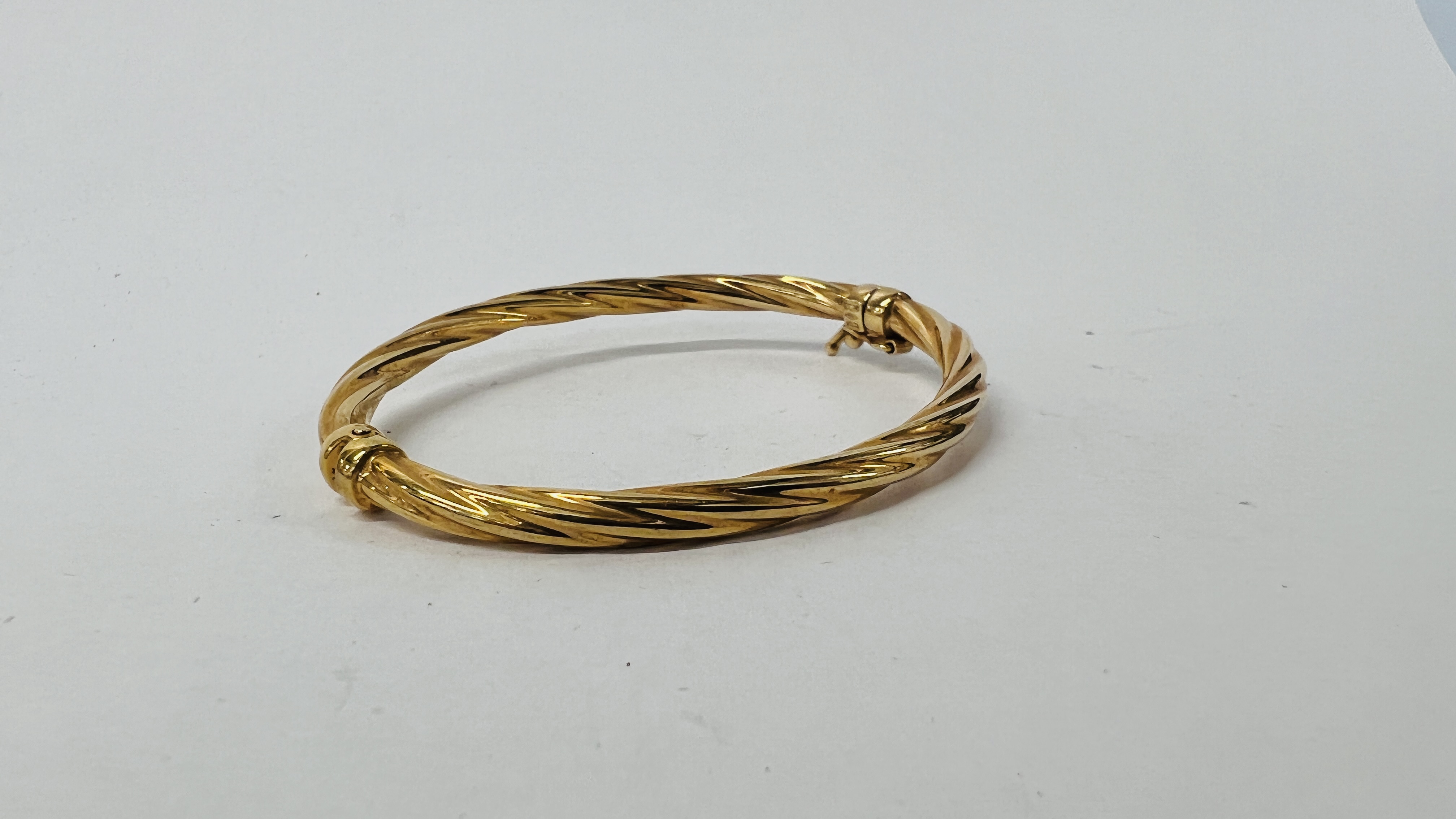 9CT GOLD BRACELET, WITH SAFETY CATCH. - Image 4 of 8