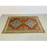 AN EASTERN RED/BLUE AND GREEN PATTERNED RUG 205CM X 133CM.