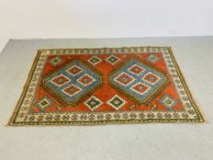 AN EASTERN RED/BLUE AND GREEN PATTERNED RUG 205CM X 133CM.
