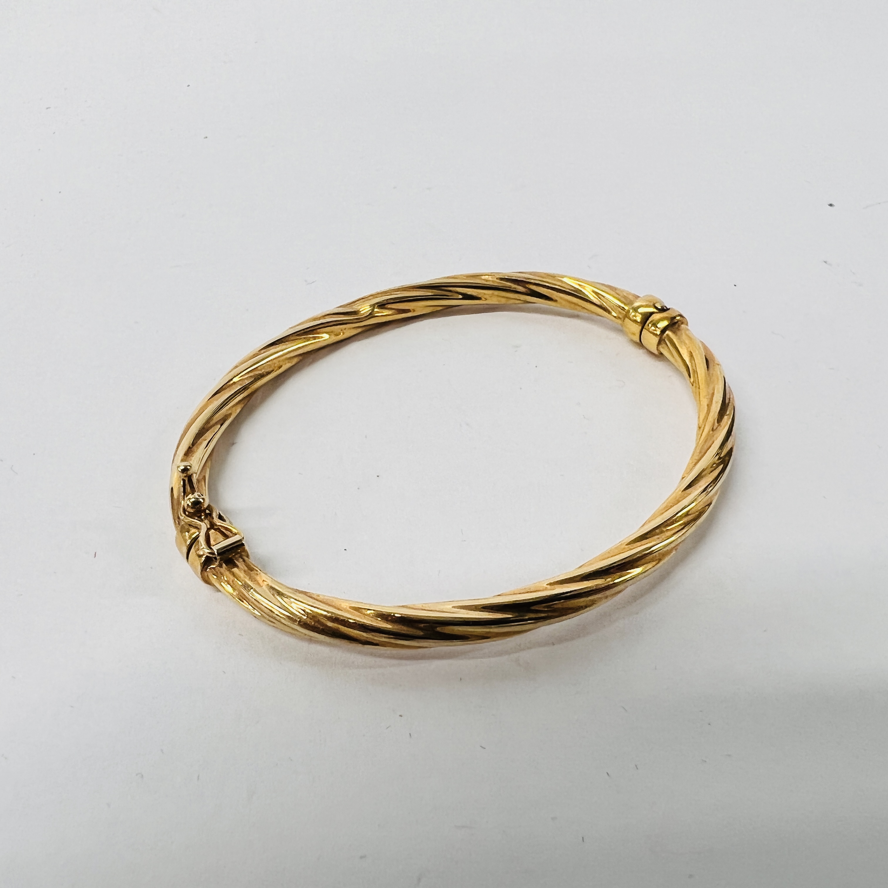 9CT GOLD BRACELET, WITH SAFETY CATCH. - Image 8 of 8