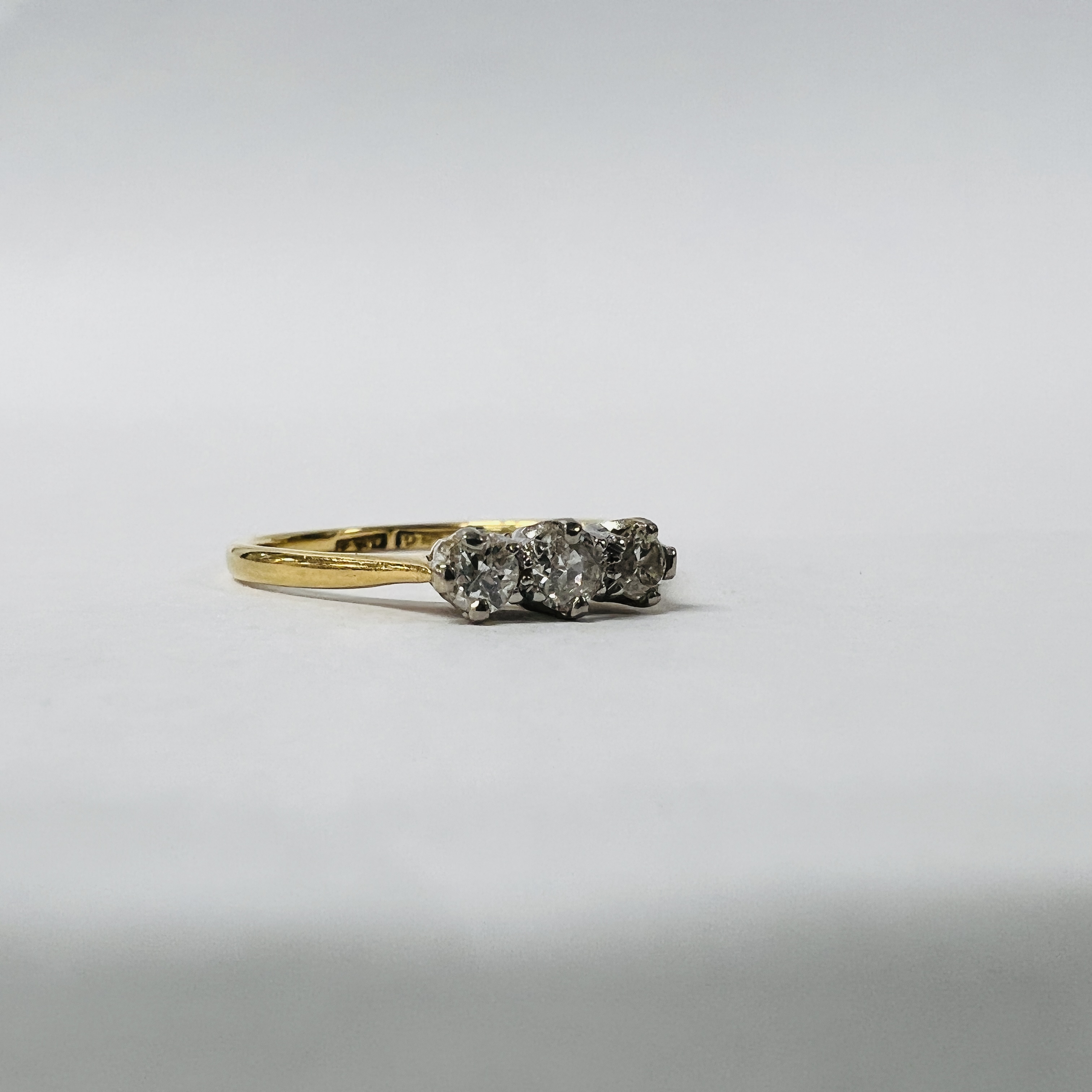 18CT. GOLD THREE STONE DIAMOND RING. - Image 3 of 10