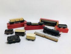 COLLECTION OF ASSORTED VINTAGE RAILWAY RELATED MODELS TO INCLUDE ROLLING STOCK AND WAGONS,