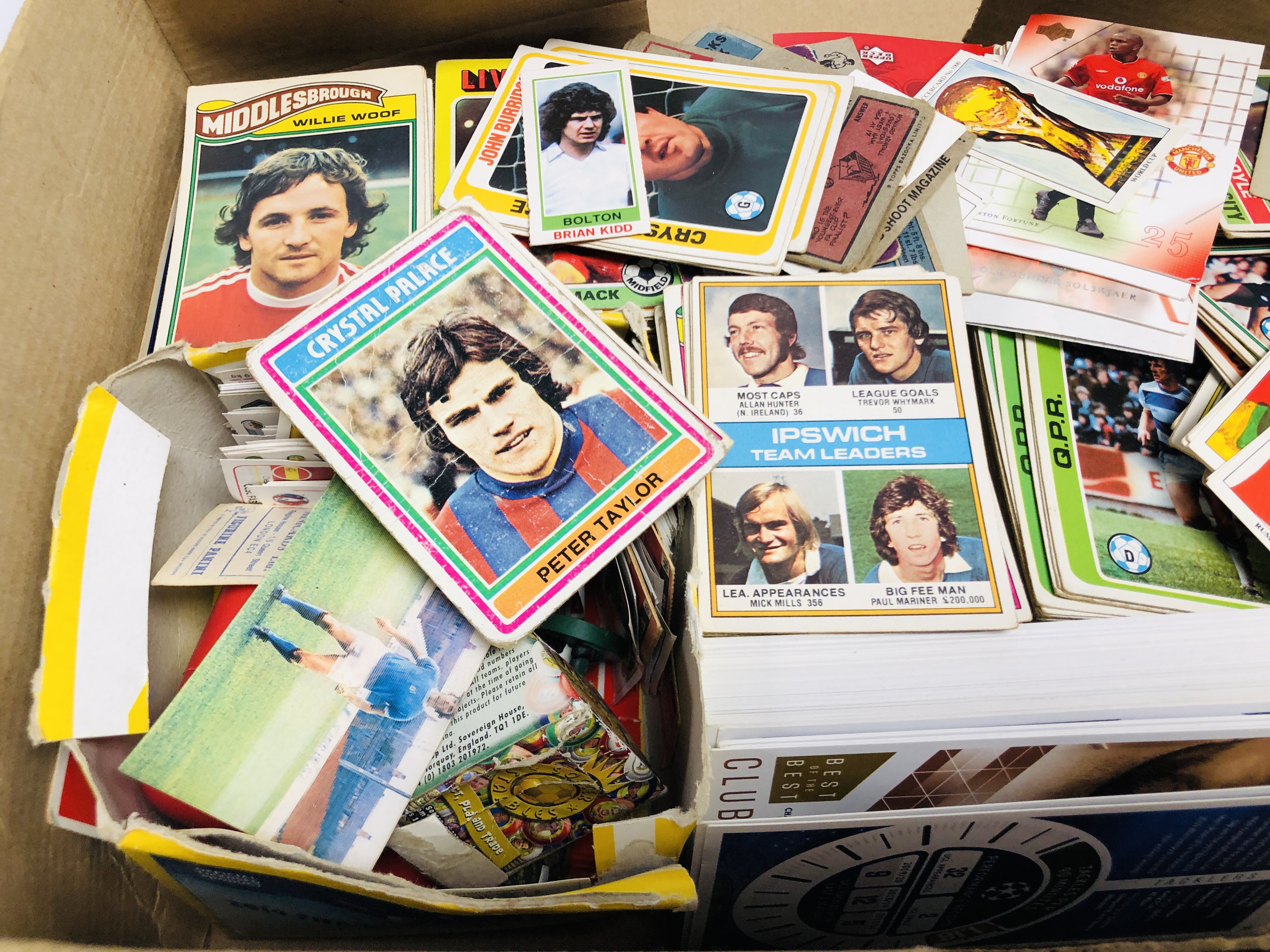 A COLLECTION OF VINTAGE TO MODERN FOOTBALL COLLECTORS CARDS APPROXIMATELY 1500. - Image 7 of 8