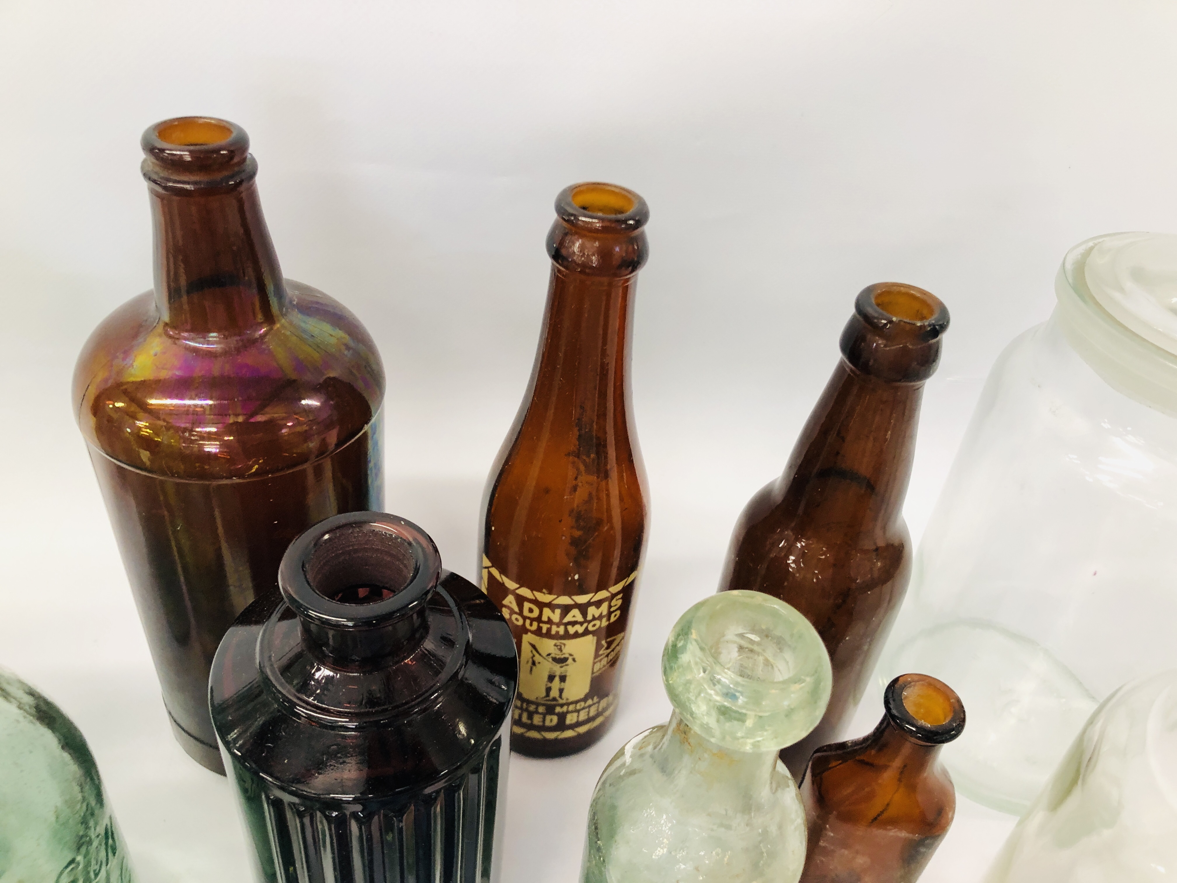 30 VARIOUS VINTAGE GLASS BOTTLES TO INCLUDE FORSTER MOORE LTD NORWICH, W P BRANSON, - Image 8 of 13