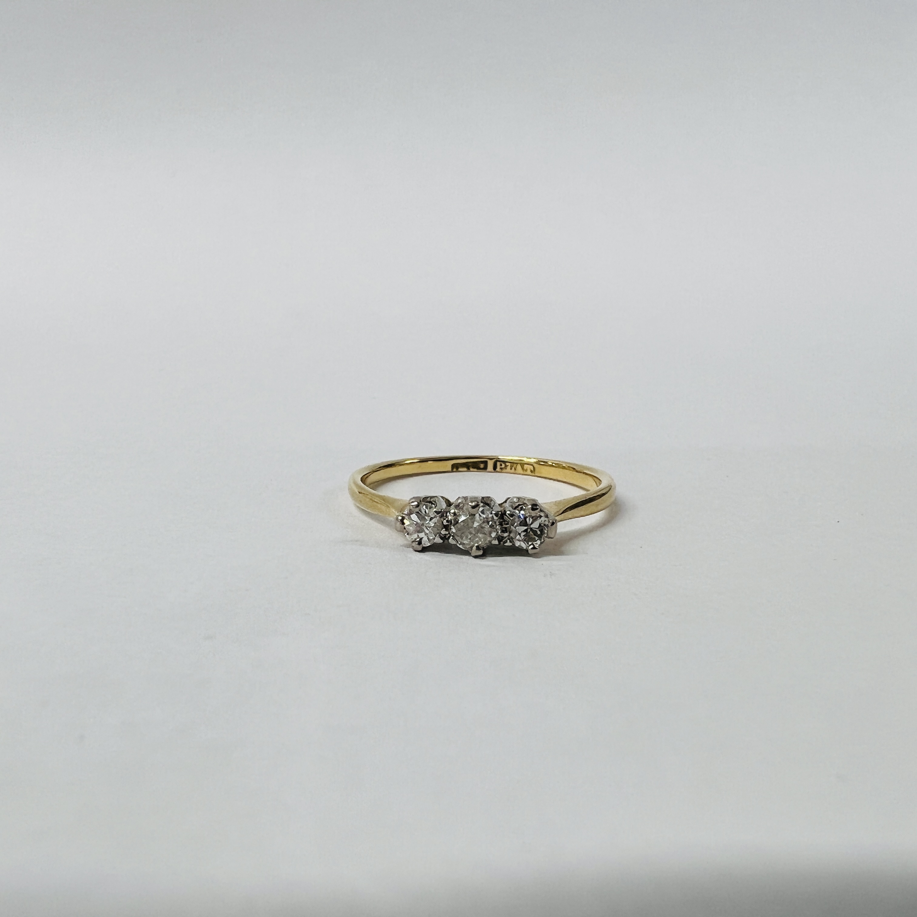 18CT. GOLD THREE STONE DIAMOND RING. - Image 4 of 10