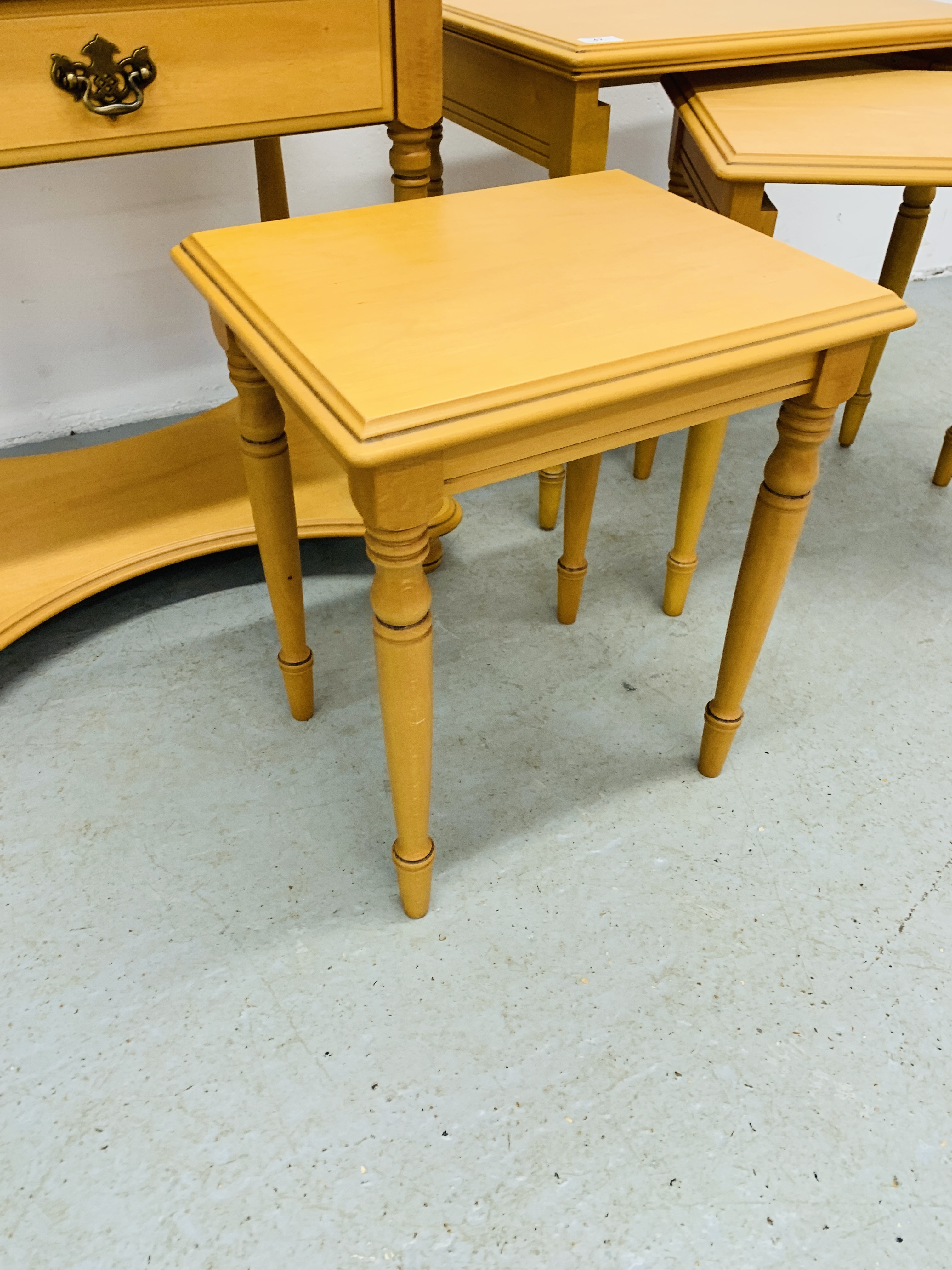 A NEST OF 3 MODERN BEECHWOOD FINISH TABLES AND MATCHING SINGLE DRAWER TABLE WITH SHELF BELOW. - Image 3 of 6