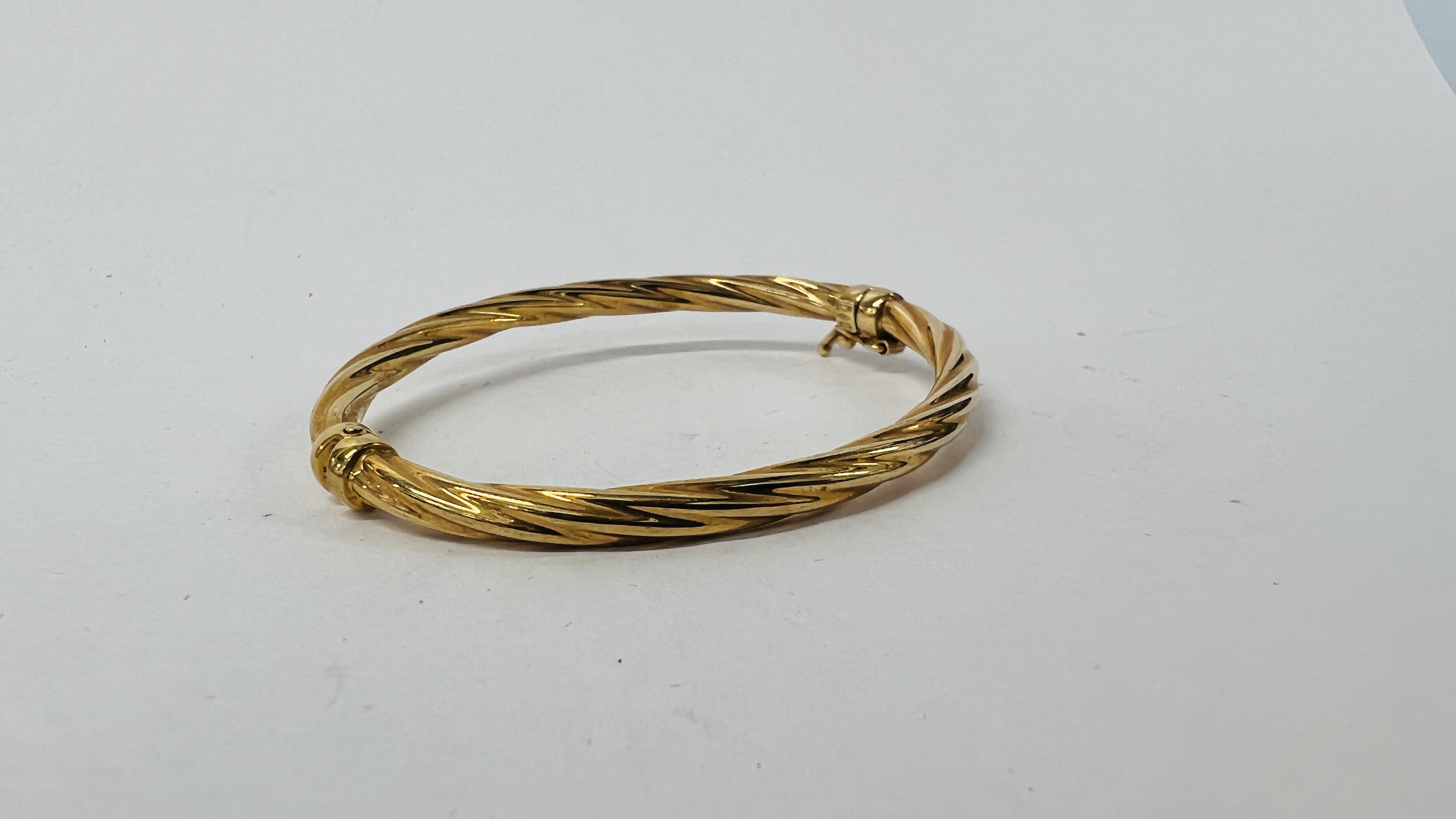 9CT GOLD BRACELET, WITH SAFETY CATCH. - Image 3 of 8