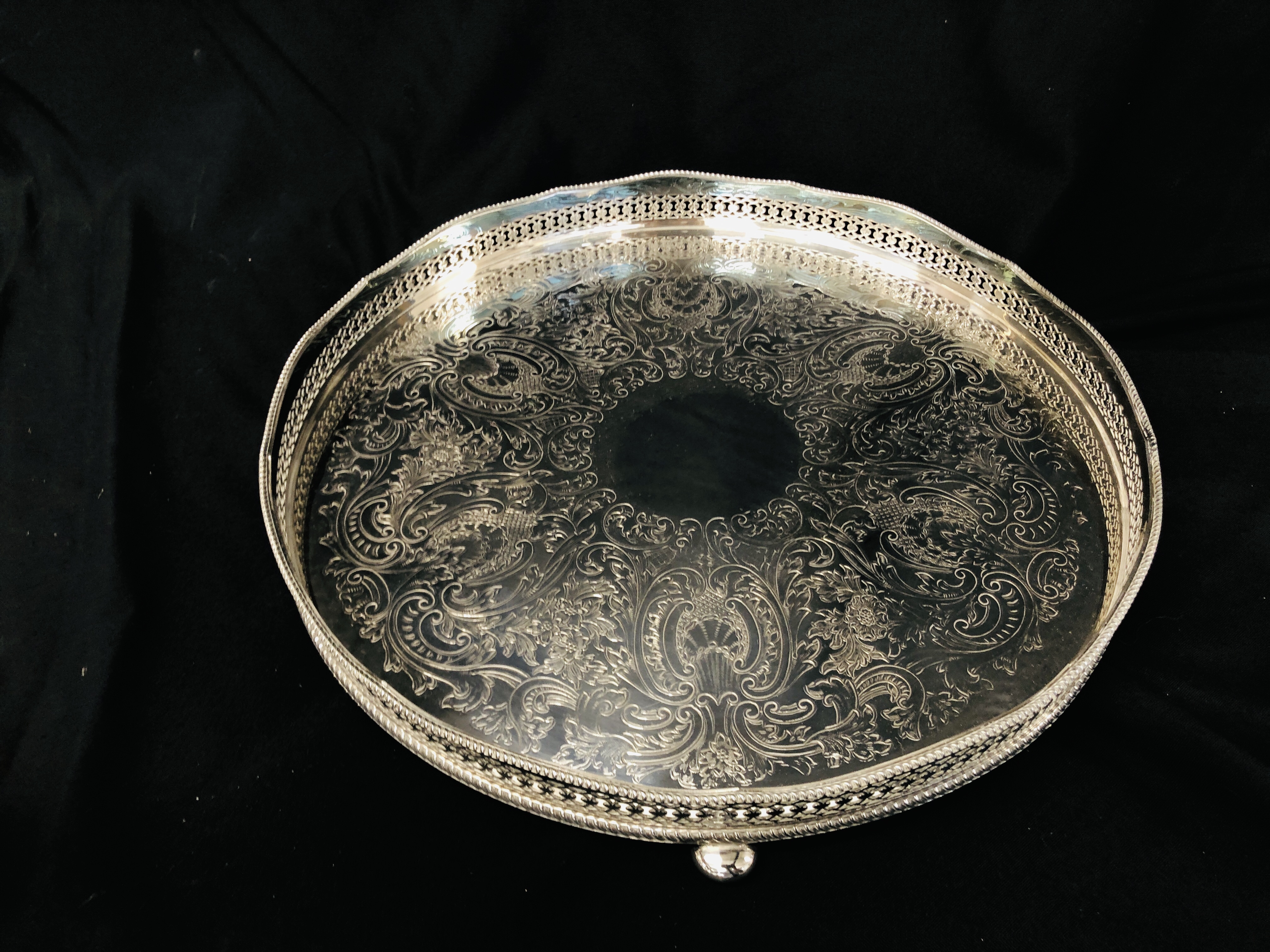CIRCULAR SILVER PLATED TRAY MARKED "BARBER ELLIS" ALONG WITH A SET OF 6 STUART CUT GLASS WINE - Image 5 of 6