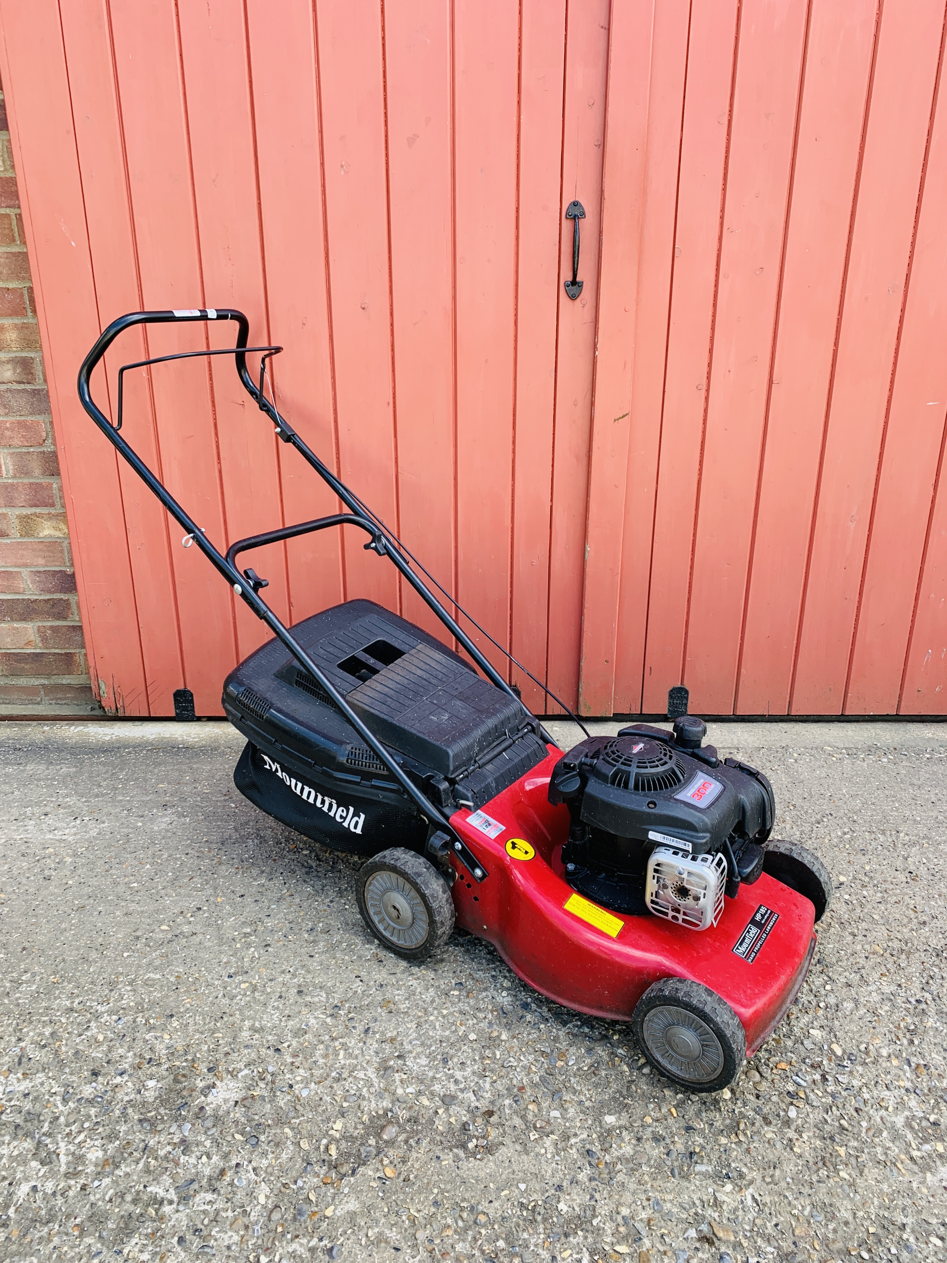 A MOUNTFIELD HP185 PETROL LAWN MOWER WITH 45CM.